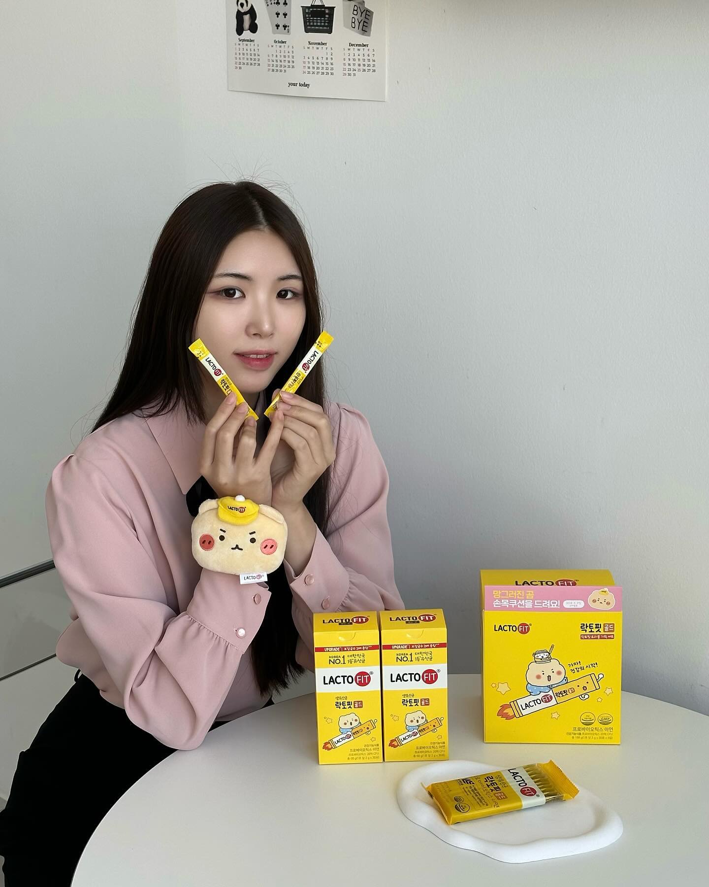 #유료광고 lactofit_official 

대한민국 1등* 유산균 브랜드 ‘락토핏’과 ‘망그러진곰‘의 만남이라니🫢
(*구매율 1등: 2023년 한국건강기능식품협회, 프로바이오틱스 부문)
 
기존 락토핏 골드 제품 대비 프로바이오틱 수가 2배나 증가한 20억 CFU 보장에 정상적인 면역 기능에 필요한 아연까지 함유되어 있어 더욱 좋았는데요,
1일 1회 1포 식전/식후 관계없이 챙겨주면 되더라구요!
맛도 좋아서 물 없이도 언제 어디서든 챙겨먹기 편했어요!
패키지 뿐 아니라 스틱포에도 랜덤으로 귀여운 망곰 캐릭터가 그려져 있어 먹을 때마다 괜히 기분이 더 좋은거 있죠❤️
 
콜라보레이션 굿즈인 ‘망곰 손목쿠션’도 넘 귀여운데다 실용적이라서 선물로도 딱인 것 같아요!
 
올리브영 단독 구성으로 오직 올리브영에서만 만나볼 수 있고
3월 딱 한달간만 한정수량으로 판매하는 마지막 콜라보 제품이니 놓치지 마세요🫶🏻
 
✔️3/18 단 하루, 오특 행사로 특가 이벤트 진행! (할인률 38%)
 
✔️올영 행사(올리브영 헬스플러스 오픈 기념): 3/19 ~ 25 (할인률 33%)
✔️총 행사기간: 3/1 ~ 3/31 단 한달 간!
 
📍 https://bit.ly/319aove

#락토핏 #망그러진곰 #올리브영 #유산균 #굿즈