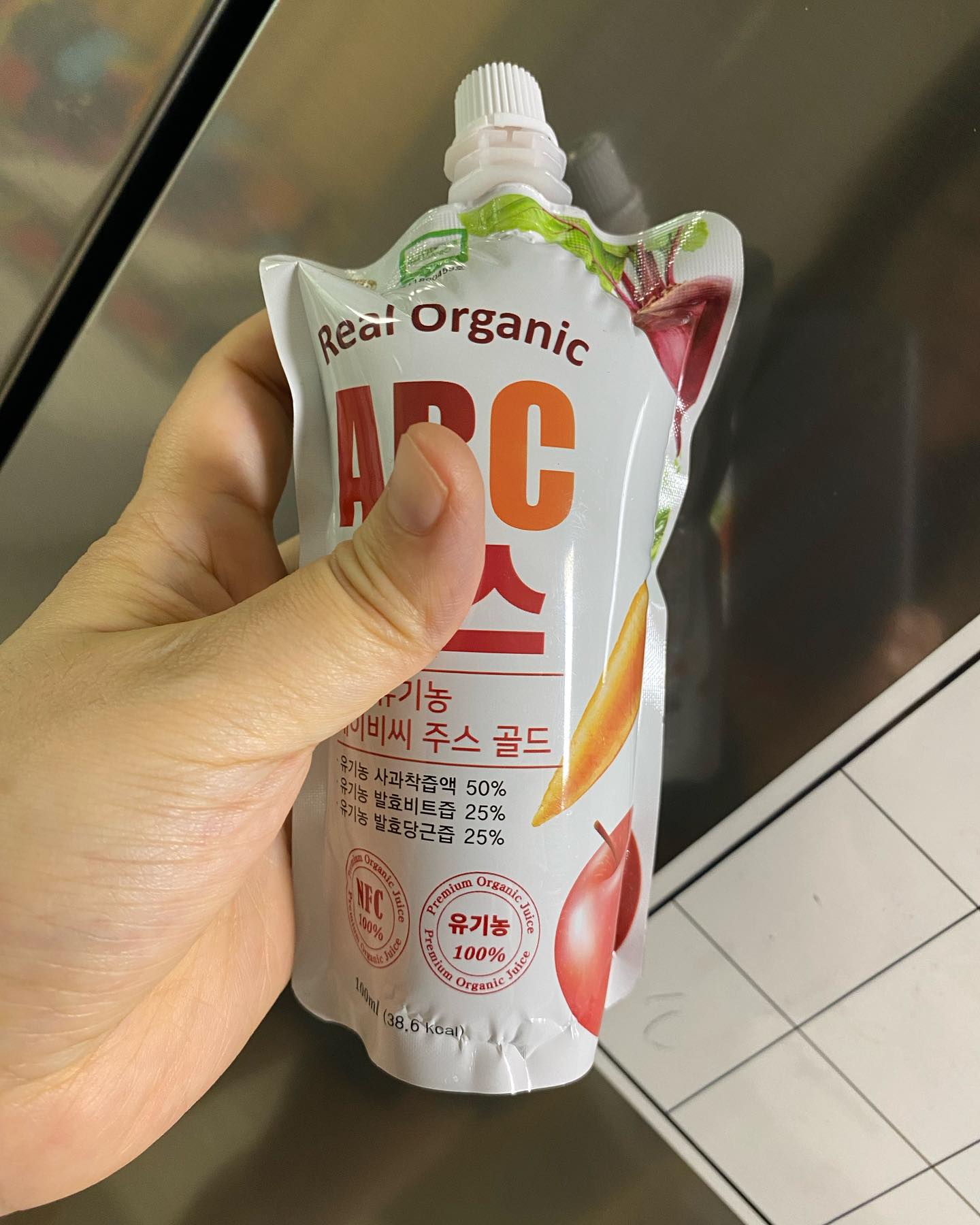 아침부터 한바탕 소동🥵
먹고있던ABC주스가 부풀어있어 깜놀 터질까봐 뚜껑은열고 버림 
실온보관 자외선차단 몇개 꺼내놓았는데 형광불빚으로 부풀어 버리고 말았다 표기는 잘 숙지하는걸로~ 
급히마무리하고 호다닥 
#실온보관 #자외선차단보관 #숙지하기 #쩡이언니 #소통은관심입니다
