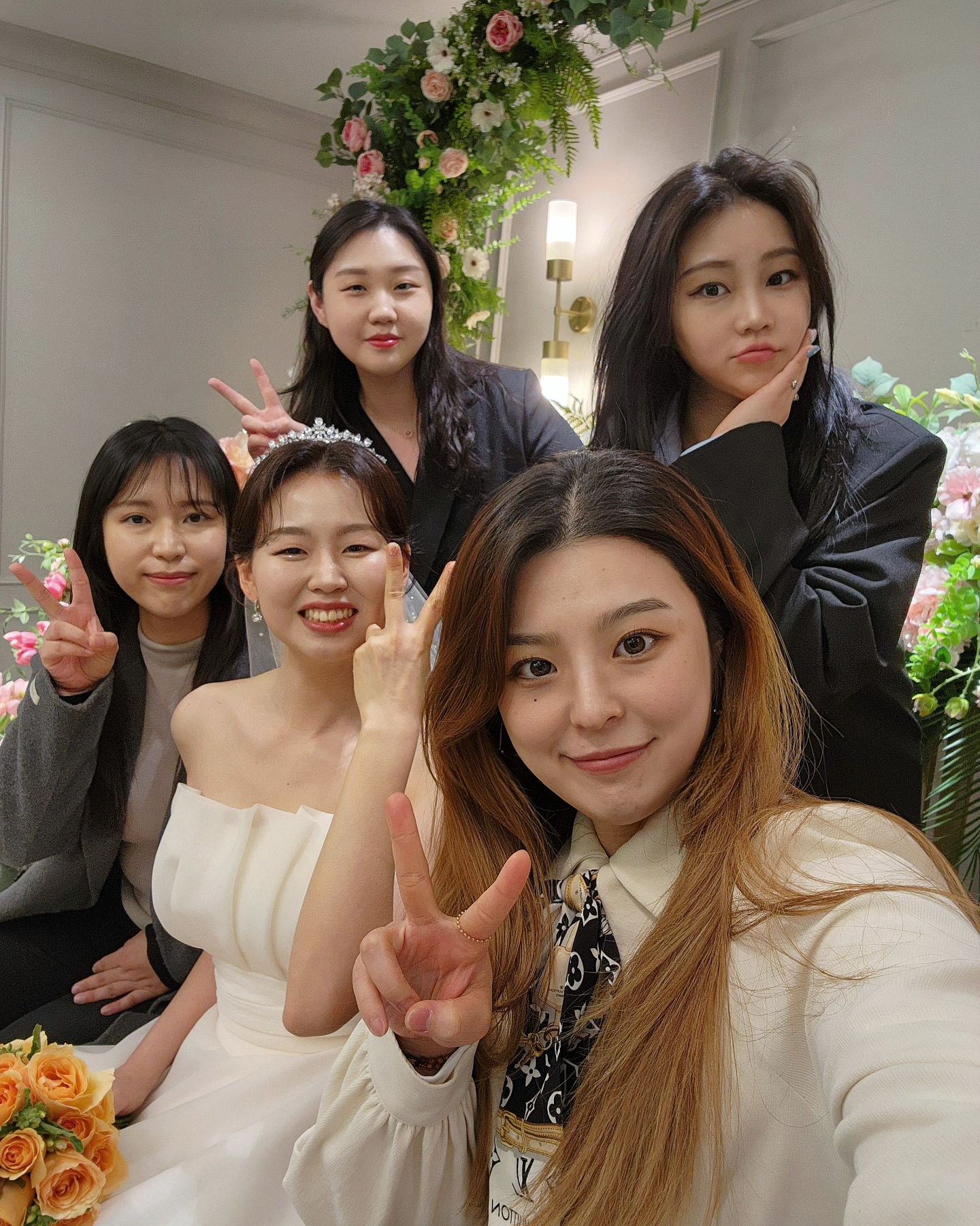 .
10년의 연애 끝에 너도 가는구나~

이벤트 풀인 예식에 마지막 드론으로 항공샷까지👍🏻
세상 행복했던 결혼식처럼 앞으로도 행복하쟈💛

(긴장 1도 없이 결혼식을 즐기던 이유가 청심환이라니😆)
.
#18년지기 #친구결혼식 #행복하게잘살아 #세젤예신부 #세상즐기는중 #청심환의힘 #노랭이의_노랑노랑한_하루