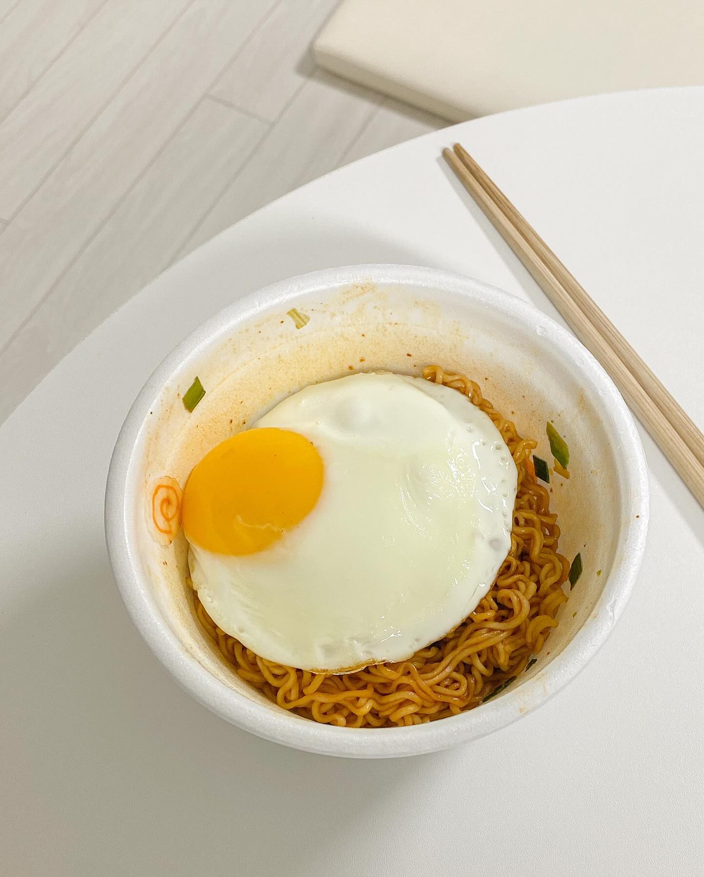 mz 육개장 사발면
요즘 mz들은 사발면을 이렇게 먹는데요
신기하죠?
생각보다 안맵고 무난한 맛이 나요🤭

📍레시피
1. 육개장 사발면에 물넣고 3분 익히기
2. 물 버리기
3. 스프 원하는 만큼 넣기
4. 참기름 한큰술
5. 반숙 계란 넣으면 끝

스프는 넣어보니 반봉 넣으면 삼삼 한봉 다넣으면 짭쪼름해요
취향것 추가해 보세요👍
참기름도 더 넣으면 꼬소해용!

#육개장사발면 #육개장 #육개장레시피 #사발면 #야식스타그램 #간식스타그램 #집밥 #집밥레시피 #집밥스타그램 #현실밥상 #현실집밥