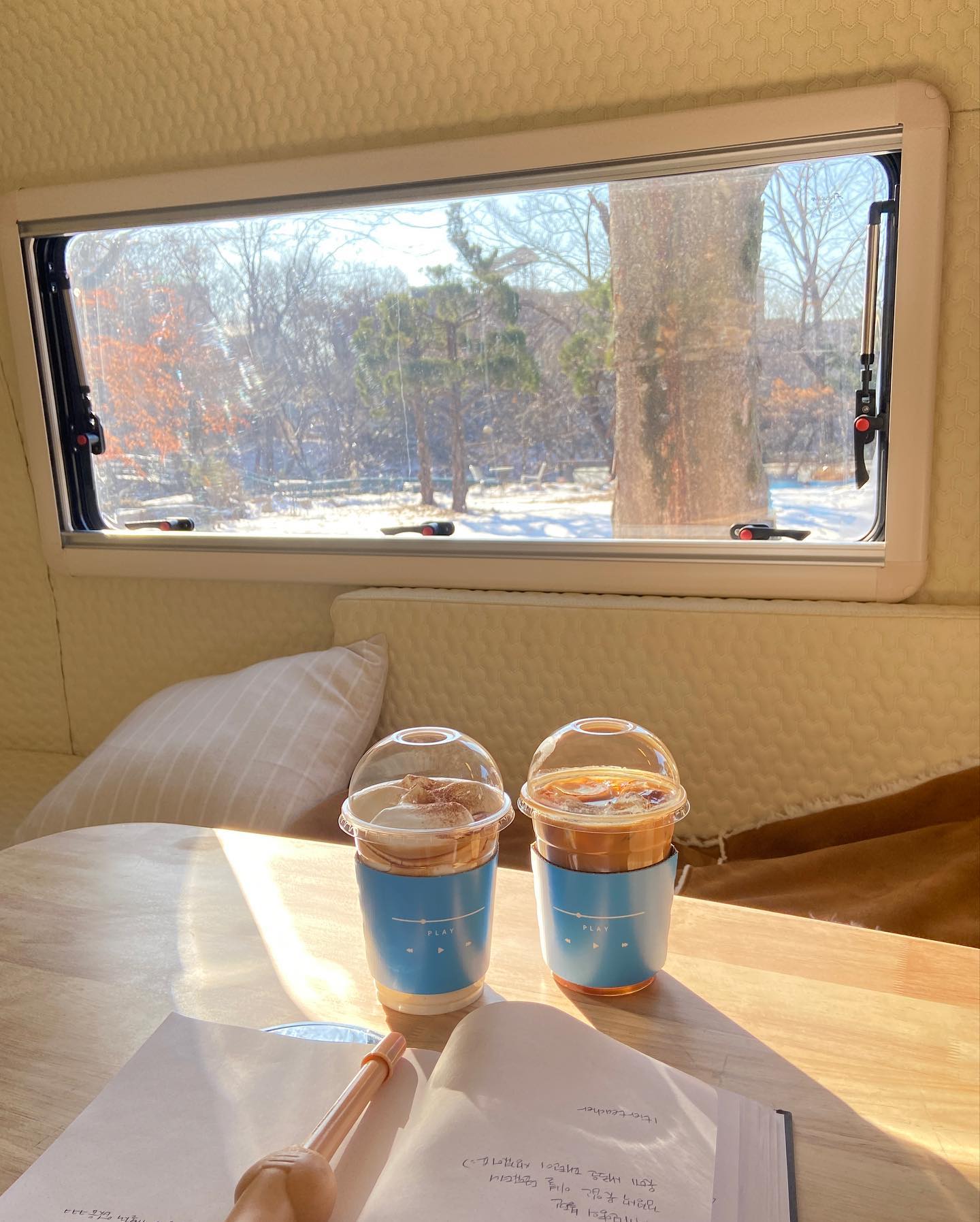 북한산 풍경 보며 라면 먹고~🍜캠핑카에서 커피 한잔~☕️
.
요즘같이 추운 날씨엔~ 뜨끈~한 라면이 땡기쥬✨
.
아이와 같이 놀러오기 좋은 곳 소개할게요😘
.
맛있는 깻잎라면이랑 버섯라면 먹고~~ 만두랑 공깃밥까지 먹고왔어요💕
.
라면도 맛있고! 사장님도 친절하셔서 굿‼️
.
라면 먹고~ #플레이카페 에서 맛있는 커피 주문해서~
캠핑카에서 낭만을 즐기고 왔어요❄️
.
당일치기 가족여행지로 강츄합니다🫶
#북한산성라면맛집 #북한산둘레길맛집 #은평한옥마을맛집 #엄홍길대장님깻잎라면 #커플데이트맛집 #이색맛집
#북한산놀면라면카페

#북한산카페 #은평한옥마을디저트카페 # 진관사카페 #커플데이트코스
#100세철학자김형석교수님의힐링카페 #힐링카페 #서울근교카페