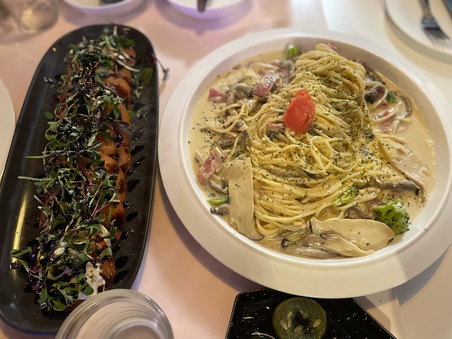 너무 춥지만 연말이니깐 모임!
동네 괜찮은 술집 식물원
분위기 맛집라규 😘

#식물원 #인천 #술집
#토마토얼큰파스타#베이컨명란크림파스타#토마토카프리제#부채살스테이크#철판무뼈닭발#골뱅이쫄무침#애플망고하이볼#얼그레이하이볼#자몽하이볼 #맥주
#분위기맛집 #먹스타그램 #맞팔 
#좋반 #일상 #술 #모임 #연말
