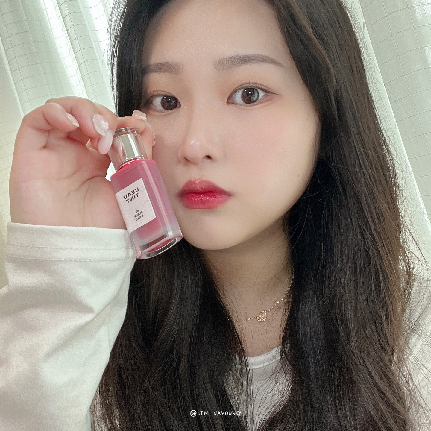 #협찬 
👄삐아 로 틴트👄

물처럼 수분감 가득한 가벼운 제형이지만
지속력 갑인 삐아 로 틴트!💖

삐아 로 틴트는 신기하게 글로우도 아닌데 
물을 머금은 듯한 수분광이 도는 틴트에요.

픽싱 후엔 묻어남도 없고
밥 먹을 때 지워지지도 않아서 좋았어요! 

⭐️나영 pick!
저는 02 플레르 로 컬러로 골랐는데요!
웜 best 컬러여서 눈길이 갔어요.
손목 발색했을 때 이색이다! 싶더라고요.
차분한 레디쉬 로지 핑크여서
쿨톤에게도 잘 어울릴 것 같았어요.

🫒현재 올리브영에서도 판매중이에요.
신상 컬러인 06 핑크 로, 07 피치 로 색상도
공식홈페이지에서 만날 수 있답니다!

bbia.official 

#삐아 #삐아색조맛집 #bbia #로틴트후기 
#삐아로틴트 #삐아인증이벤트 #올리브영