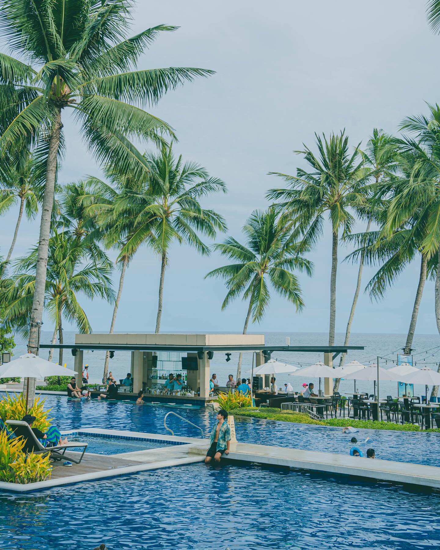 #숙소지원 X lokalpagecebu 

🥶 추우니 더 생각나는 동남아 호캉스 🏝️

보홀 5성급 리조트다운 수영 클라스 뭔데 🥹
✔️ 리조트 로비와 연결 되어 가족단위로 이용하기 좋은 메인풀
✔️ 알로나비치와 연결되어 성인만 이용가능한 비치클럽st. 비치풀, 크리스티나풀까지!
✔️ 나무(목) 성질이라 물 좋아해서 수영장에서 살고 싶었다 정말... 이 수영장 주인공 나야 나!

✔️ 넓은 객실과 욕실, 그리고 객실에서 보이는 풀뷰
리조트 건물 내 있는 코랄 카페, 알로나비치 바로 앞에 있는씨브리즈 카페 두 공간에서 즐겨보는 조식까지!

✈️ 보홀 직항 생겨서 공항이랑도 가까운 헤난 알로나비치 리조트
보홀 발리카삭 호핑 & 컨트리사이드 투어까지 리조트 앞에서 픽업&드랍해서 이번 여행 짱 편했음...

🙋🏻‍♂️ 세부만 가기 아쉽다면, 호캉스하면서 각종 투어까지 즐길 수 있는 보홀도 꼭 다녀와보세요! 강강추추!

📝 더 자세한 후기는 블로그 확인!

————————————————————————
🏨 헤난 알로나비치 리조트
📌 세부 보홀투어 예약 문의 : 카카오톡 LPCEBU
————————————————————————

🇵🇭 #여행은미스터트래블 in #필리핀 #보홀
ⓒ2023. 𝘔𝘪𝘴𝘵𝘦𝘳 𝘛𝘳𝘢𝘷𝘦𝘭 𝘈𝘭𝘭 𝘳𝘪𝘨𝘩𝘵𝘴 𝘳𝘦𝘴𝘦𝘳𝘷𝘦𝘥