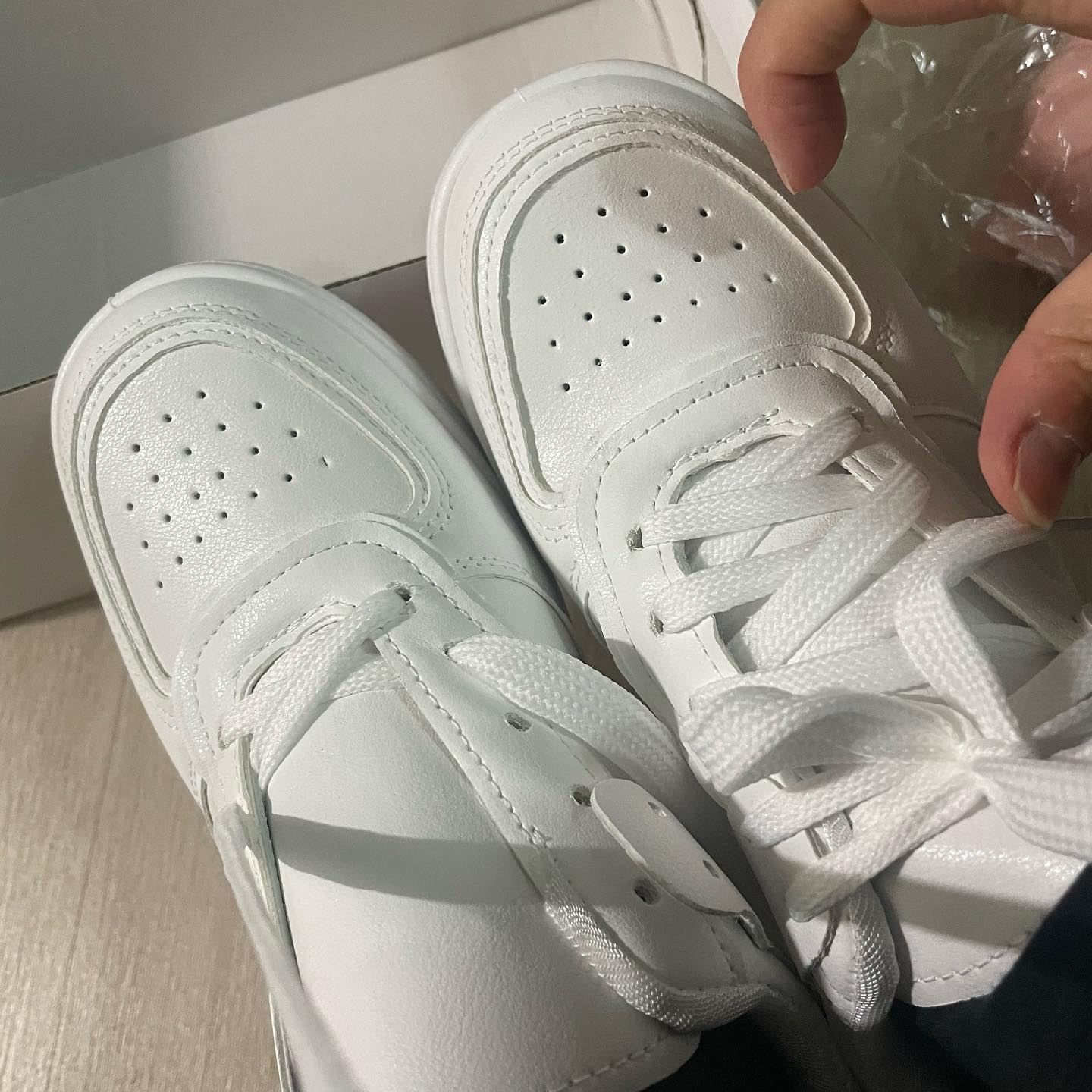 다들 굿모닝 🤎 주말에 뭐하시나요오~?
저는 두구두구 신발샀어용 🤍 

주로 쇼핑을 에이블리에서 하는데
우연히 귀여운 신발 발견했그등요..✨

배송이 생각보다 오래걸려서 쪼오금
불만이었지만 보자마자 귀여운 비주얼에

싸악 사라져버리고 ㅋㅋㅋㅋㅋ
아앙 귀여워 ~.. 만 얘기했어요 😖🥲

아무튼 잘 지내보쟈 내 새로운 신발 🫶🏻!!!

# 가방도 안내려놓고 뜯음 
# 그나저나 아침 추천해주세요 ☁️