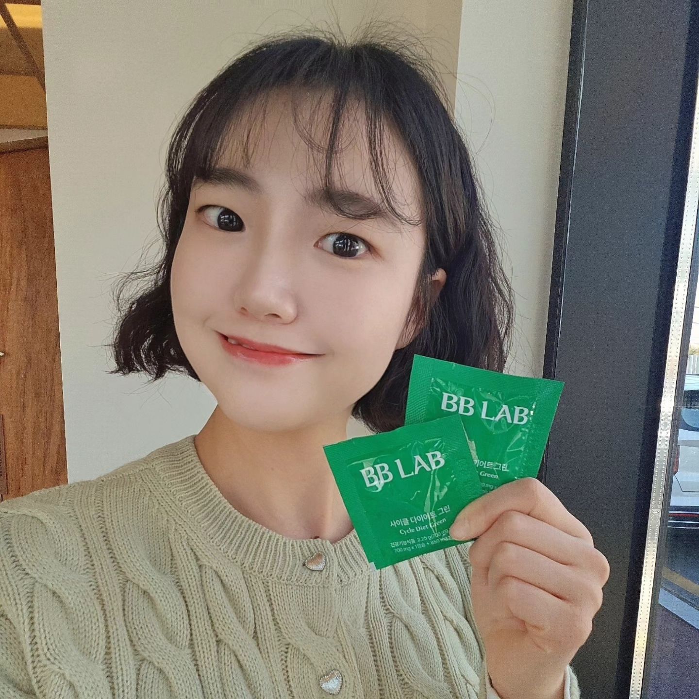 #광고 올해 목표 채우기 !

올해 목표 앞 자리수 줄이기 였는데 다시 늘어나 버린 몸무게 뭐죠? 운동 갔는데  엄청 늘어난 체지방까지 보고 마음 다잡기 시작했어요 
유산소 늘리고 복근 뿌시고 다시 비비랩 사이클 다이어트 시작해야죠 

저는 식단이랑 같이 비비랩 하면 덜 힘들고 효과도 좋은 것 같더라구요 저의 루틴 ⏰️ 
일주일에 세번 필라테스 하고 계단 운동 하면서 식단관리 더하기 🥗 🥛 ☕️ 
부쩍 무거워진 몸에 컨디션까지 다운이지만 샐러드 먹으면서 식단이랑 병행하려구요

자기전에 한포로 체지방과 혈액순환 케어, 활력보충까지! 한팩으로 챙길 수 있어서 간편하죠 
다음주 여행에도 챙겨가구 이젠 출장길에도 챙겨가려구요 ✈️ 

식약처 인정 건강기능식품으로 믿을 수 있는
비비랩 다이어트 👍 

혈행 건강이 걱정되는 다이어터 
넘치는 복부지방에 라인관리가 중요한 다이어터 
빵덕후 튀긴요리 좋아하는 분들에게 진짜 추천하는 사이클 다이어트 그린 같이 뺄까요? 

카테킨의 인체적용 시험결과 12주 동안 하루 583mg 섭취 후 총 복부 지방면적, 피하지방 면적 감소
[출처 : Nagao Tetal Obesity(silver spring), 15(6), 1473-1483(2007)]

.
.
#뉴트리원 #비비랩 #BBLAB #사이클다이어트그린 #사이클다이어트#카테킨다이어트 #그린링다이어트 #그린팩다이어트 #1일1그린팩 #체지방CUT #체지방집중공략 #녹차추출물 #체지방감소 #체중감소 #에너지충전 #다이어트루틴 #쉬운다이어트 #내장지방뺴는법
