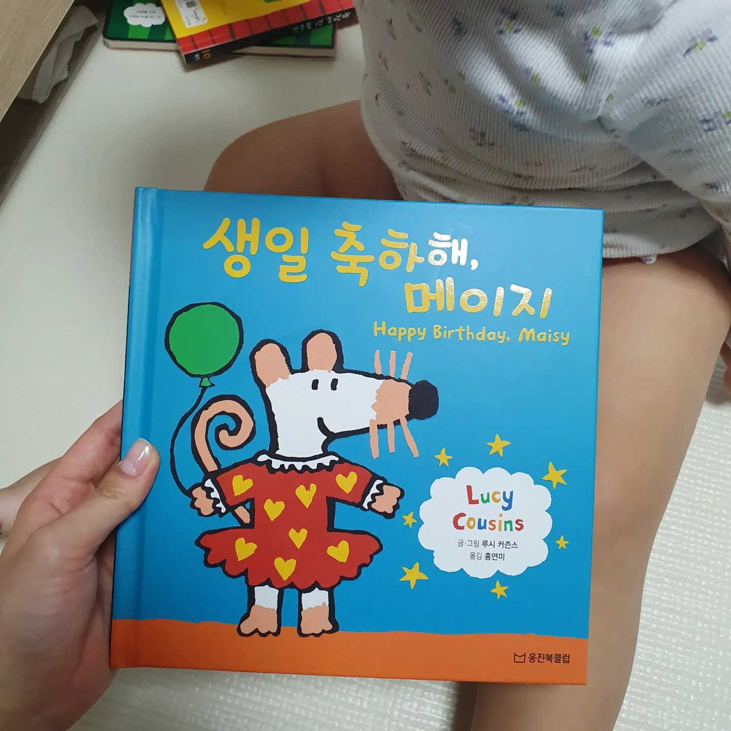 #리딩챌린지 #7일차 

이중언어그림책 메이지!
'생일축하해,메이지' 를 읽었어요 ㅎㅎ

메이지는 베베톡으로도 읽을 수 있어서 찐 영어발음 알려주기 너무 좋고 신나는 음악도 들어보고 우주가 직접 책속의 주인공들과 생일파티를 해볼수 있어 즐거워 했어요 :)

영어를 하기에 이르지 않나 생각할수 있지만 듣는독서 시기이기때문에 더 많은 언어들을 들려주고 있어요 !

#이중언어그림책메이지 #메이지 #경기4본부 #웅진북클럽 #웅진 #책육아소통 #두돌아기영어 #영어교육 #22개월아기 #22개월책 #두돌아기책추천 #아기책추천