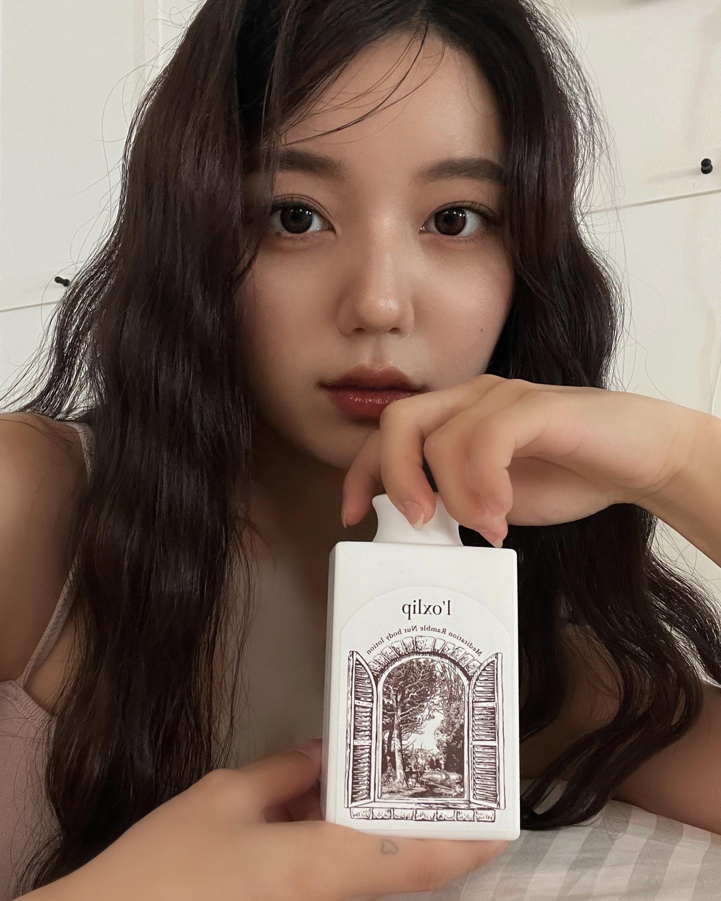 #광고
’나에게서 버터, 꿀, 초콜릿 같은 냄새가 나면 좋겠다,,
그런 사람이라면 계속 곁에 있고 싶을 거 같아‘
하는 생각을 자주 했었어요

그래서 꿀향 향수를 검색해본 적도 있는데
향이 휘발되는 향수는 직업 때문에도,
취향적 이유로도 잘 안뿌리게 되더라구요

아니 근데 이번에 협업하게 된 록슬립에
아몬드+캐러멜+바닐라 향이 나는 바디로션이 있지 뭐예요?!

고소하면서 달콤하고 부드럽고
차분한 듯 내려앉다가도 코 끝을 깨우는!

받자마자 바로 바르고 영감을 만났는데
둘다 어디선가 맡,,아니 먹어본 냄샌데,,? 하다가 찾은 결론은 ’스*커즈‘ 초코바!
자꾸만 군침도는 사람이 되었답니다(?)🍫

제형이 무겁지 않고 흡수가 빨라서
끈적임 없이 바르기 좋았어요!