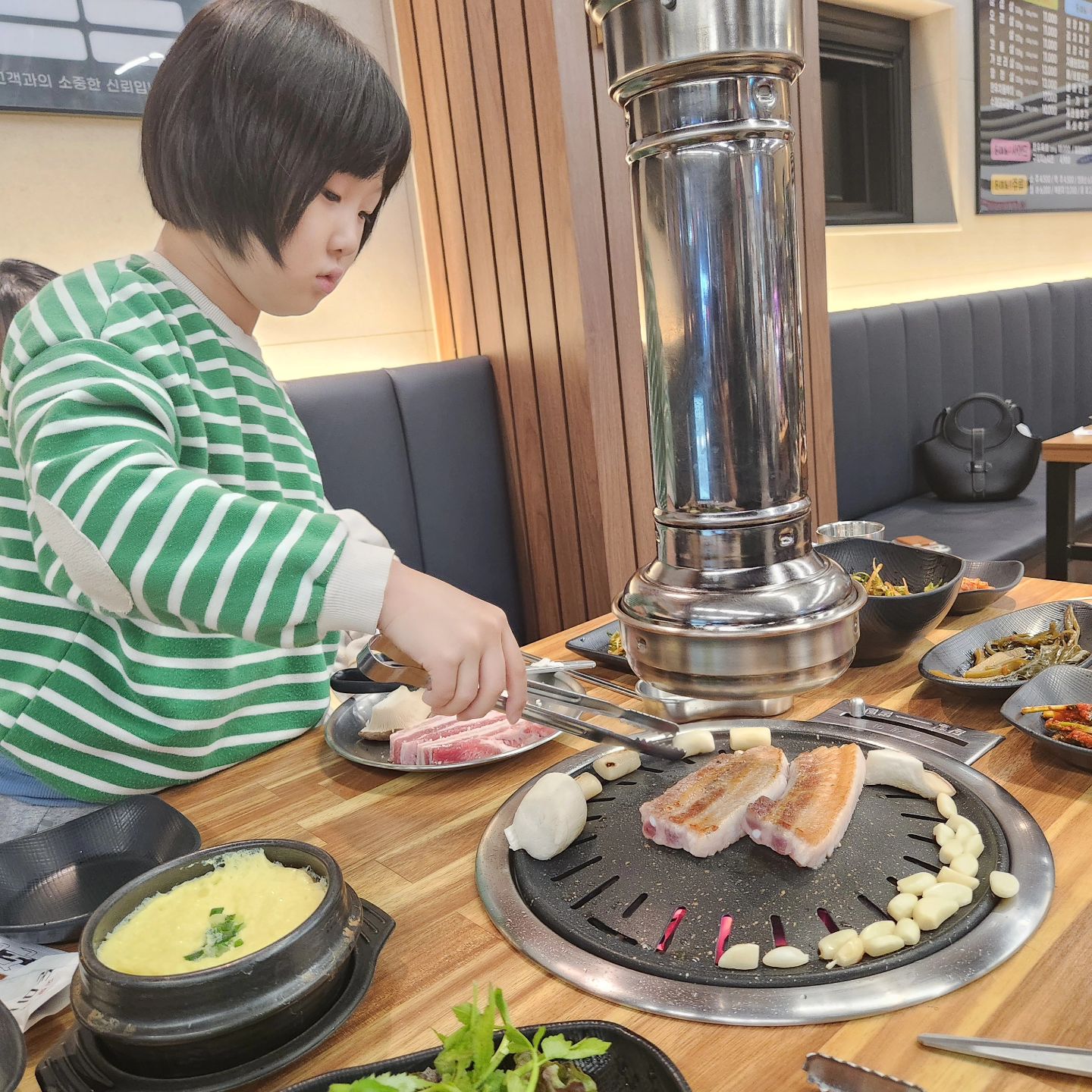 👨‍🍳🍖 #울산 #돈미소
가족과 함께하는 #먹방나들이 🎉 고기는 역시 언제나 최고! 오늘도 고기 장인 호성이가 나섰다. 항상 고마워, 우리 아들~! 😄💕

🔥👏 우리 호성이가 고기집에 가면 항상 
자처해서 구워주니, 아빠도 편하고 좋네요ㅋㅋ

🥩👨‍👩‍👦 오늘도 덕분에 맛있게 잘 먹었다! 
#고기구워주는남자 너무 고맙고 앞으로도 잘 부탁해! 🙏💖

📍근처 고기집인데, 
맛집은 아니지만 간간히 들를만한곳!
다음에 또 올지는 몰겠네요🤔

🏆⚽ 이번 달은 #아시안컵 보면서 호성이랑 응원 열심히 해야겠어요! 가자, 우리 대한민국!! 💪😊🇰🇷

#소소한일상기록 #아들그램👦