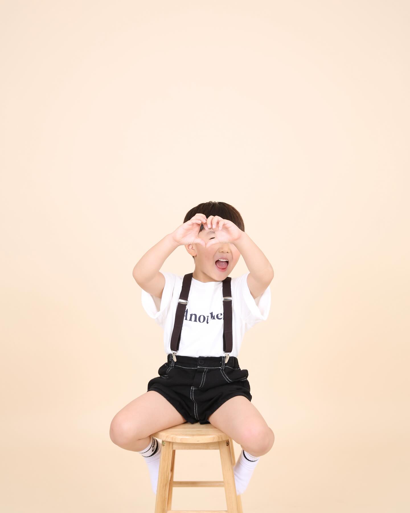 오랜만에 우리 원재 사진 잔뜩🩷
두찌 만삭 찍으러 가서 건진 울 아들 사진들👍🏻
징챠 너무 귀엽다-🦔
넌 정말 매력덩어리야🩷
.
.
#첫째 #몰캉이 #아들랑구 #황금돼지띠아들 #개구쟁이아들 #19년생아들 #6살오빠야 #육아맘 #예비두찌맘 #대구맘 #현풍맘 #텍폴맘