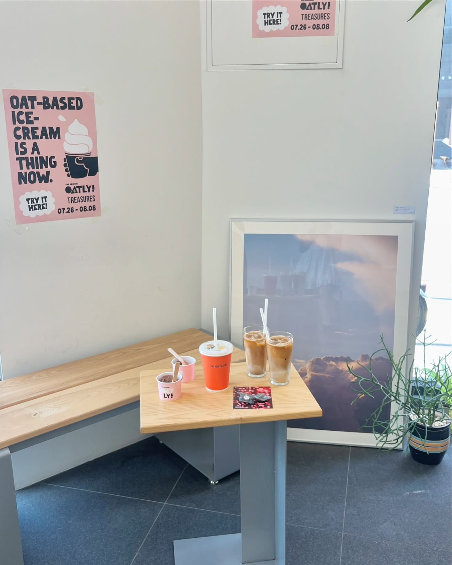 #협찬 🫧오틀리 부산 팝업 in 전포 트레져스🫧

oatly treasurescoffee 

부산 전포 블루리본 카페 트레져스에서 
오틀리 팝업 시작(7/26-8/8) 되었다아🫧
팝업기간에는 오틀리 무료옵션으로 변경이 가능하다는 점🩷

여름에 달달고소하게 당충전 하기 좋은 
오틀리만의 초코아이스크림과 시그니쳐 메뉴인 파인코틀리를 만날 수 있다🍍🥥

파인코틀리는 오틀리+파인애플+코코넛 조합인데
여름에 어울리는 색다른 맛있는 맛이라 필먹💚

토요일 7/27일 음료 주문시 
✔️초코오틀리아이스크림 제공
✔️미니게임 참여시 gift 제공 

🏠부산 부산진구 전포대로 216번길 28 1층

#오틀리 #바리스타 #전포동카페추천 #트레져스 #비건아이스크림 #비건 #카페 #귀리음료 #오트밀크 #부산팝업 #트레져스커피