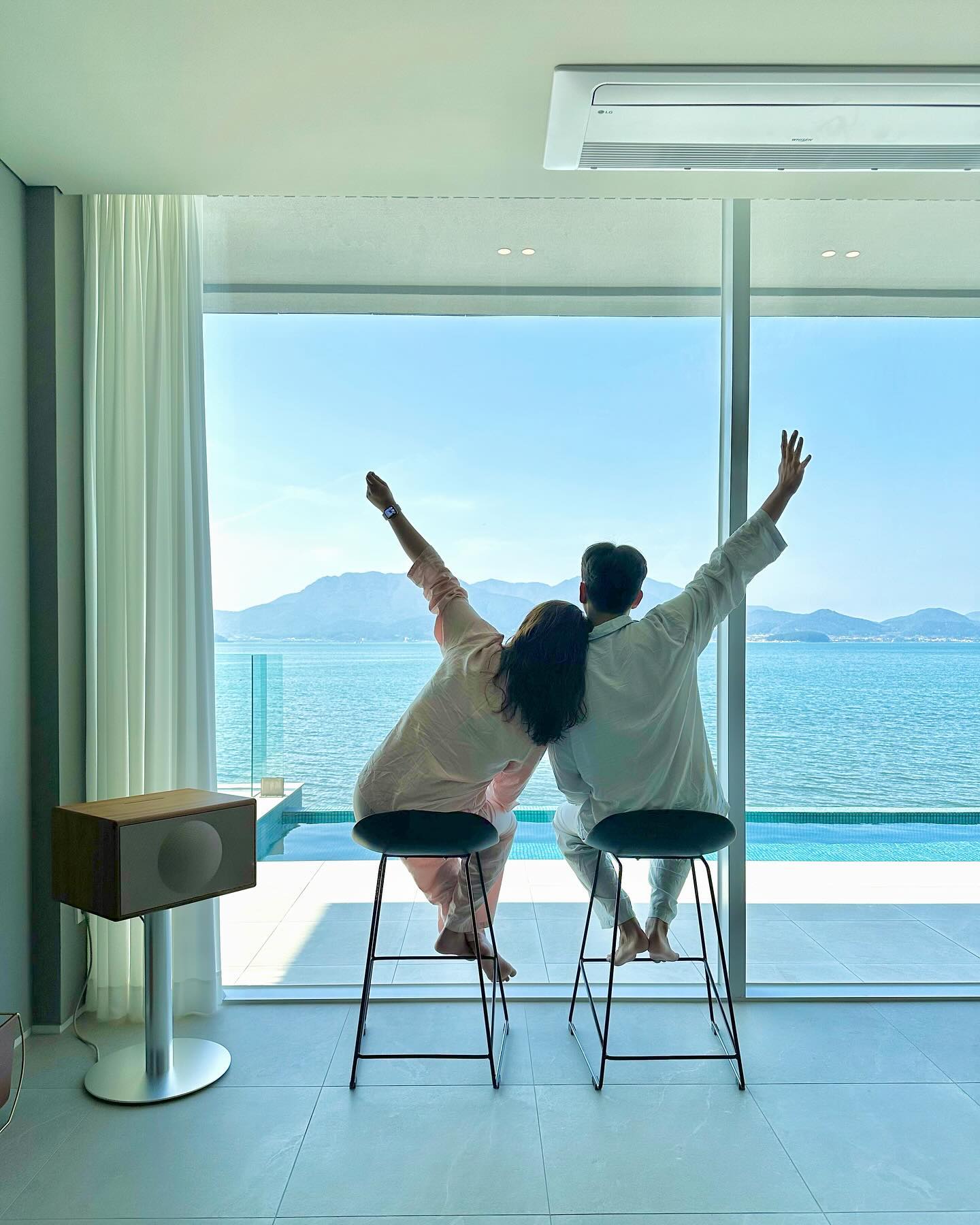 slow_namhae 

10장에 다 못담아.. 게시물 추가😝
#제네바스피커 , 다이슨, 식기류, 발뮤다오븐기, 자쿠지, 석식,,,
숙소 안에 있는 모든게 최고였던..

📍 #슬로우남해 
- 경남 남해군 창선면 서부로 177-7
- 이용객실: #프레스티지스위트
- 조식, 석식 포함👌🏼
- 모든 식기류🙆🏻‍♀️ 주차🙆🏻‍♀️
- 실내자쿠지 사용 가능
- 유료 온수풀 🧖🏻‍♀️