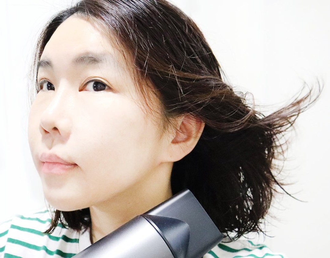 #협찬

무게 중심이 잡힌 다이슨 슈퍼소닉 타입의 T자형 헤어드라이고 쇼시 윈드랩!

프리미엄 저소음 드라이어로 조용하고 강력하게 머리를 말리기 좋아요. 게다가 항공기 엔진 기술로 설계된 에어터보인 BLDC 모터로 되어 있어 빠른 모발 건조가 가능한데요.

여기에 약 2억개의 음이온을 풍부하게 만날 수 있어 드라이 하면서도 모발이 건조해지지 않는답니다.

모발수분증발과 두피손상을 최소화해주는 특별한 저소음 헤어드라이기에요.

또 여기에 스마트한 공기순환 최적화 설계로 소음으로 인한 스트레스를 감소시켜주는 저소음 헤어드리기인데요.

저소음 드라이기로 강력한 헤어드라이기를 원한다면 꼭 쇼시 윈드랩 드라이기 만나보시길 바랍니다.

#쇼시 #윈드랩 #WindLab #ShowSee #저소음드라이기 #헤어드라이어 #헤어드라이기 #다이슨드라이기 #음이온드라이기 #드라이기추천 #드라이어추천 #헤어드라이기추천