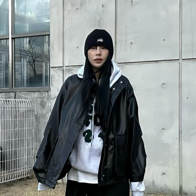  해한 on Instagram: "#협찬 #스탠다드에러 @standarderror_official 
[비건 레더] 필드 포켓 레더 자켓

루즈핏과 오버핏 실루엣을 바탕으로 제작된 필드 포켓 레더 자켓으로 보통의 레더 질감보다 소프트해서 착용감이 아주 편안하고
높은 퀄리티의 앞면 플라켓과 투웨이 지퍼로 되어있어서 전체적으로 깔끔한 디자인에 포인트가 되는 디테일로 다양한 스타일링이 가능합니다:)🖤
저는 M사이즈 착용 했어요:)😎

#standarderror #남녀공용자켓 #자켓 #데일리룩 #자켓추천 #레더자켓추천 #간절기아우터 #jacket #사진 #사진소통 #사진스타그램 #데일리룩코디 #레더자켓 #레더자켓코디 #협찬문의 #팔로우 #팔로워 #followforfollowback #followers #follow #lik #likesforlike #instalike #좋아요 #전신사진 #셀스타그램 #옷 #옷스타그램"