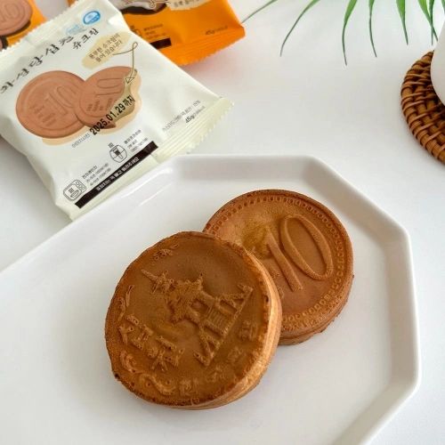 진짜 맛있고 요즘핫한 화성당십원빵🪙
요즘 핫한 십원빵!!!🧡🧡🧡
➡️구매는 프로필링크 하단 및 DM으로도 구매 가능합니다🤍
 
이거 모양만 예쁜줄 알았는데 

 

화성당에서 만든 아이라서 그런지 진짜 대존맛이에요!!!

 

​

모양이 핫해서 시켰다가 

 

맛보고 놀라요  이제 집에서 간편하게 즐기자구요🤤🤤

 

부드러운 카스테라 반죽으로 만들어서 

 

에프에 돌려서 드시면 진짜 겉바속촉한게 기가찹니다. 

 

모짜렐라치즈는 치즈와 카스테라 반죽이 절묘하게 어울리고 

 

슈크림과 크림치즈도 과하지 않고 딱 적당하게 맛있어서 

 

진짜 드셔보시면 손이 계속 간답니다. 

 

요즘 유행하는 십원빵을 가서 드시는것보다 더 맛있게 드실수 있어요 

 

전자렌지에도 돌려도 되시고 

 

후라이팬에 기름없이 구우셔도 되는데 

 

제가 세가지 방법을 다해봤는데요 

 

에프에 돌리는게 진리입니다. 👍🏻👍🏻

 

전자렌지는 전체적으로 폭신한 빵이 되어서 부드럽지만 

 

겉바가 안되는 단점이 있고 

 

후라이팬은 번거로워요 

 

에프에 큰 아이는 180도 7분

 

작은아이는 180도 5분 하시믄 진짜 겉바속촉 제대로에요 

 

둘다맛있지만 

 

저 입맛으로는 겉바속촉이 작은 아이가 더 잘되어서 더 맛있더라구요 

 

​

모양도 예쁘고 맛도 정말 맛있는 십원빵 이제 집에서 편하게 즐겨보세요!!!

 

❥선택

1.십원빵 모짜렐라치즈120g(3개) ,

2.십원빵 모짜렐라콘치즈 120g(3개) ,

3.십원빵 슈크림45g(10개) ,

4.십원빵 크림치즈45g(10개) ,

5.십원빵 슈크림45g(5개) +크림치즈45g(5개)

 

✈ 배송일

평일기준 3일~7일 소요예정

(리오더시 평일기준 +14일 추가 소요예정)

➡️구매는 프로필링크 하단 및 DM으로도 구매 가능합니다🤍