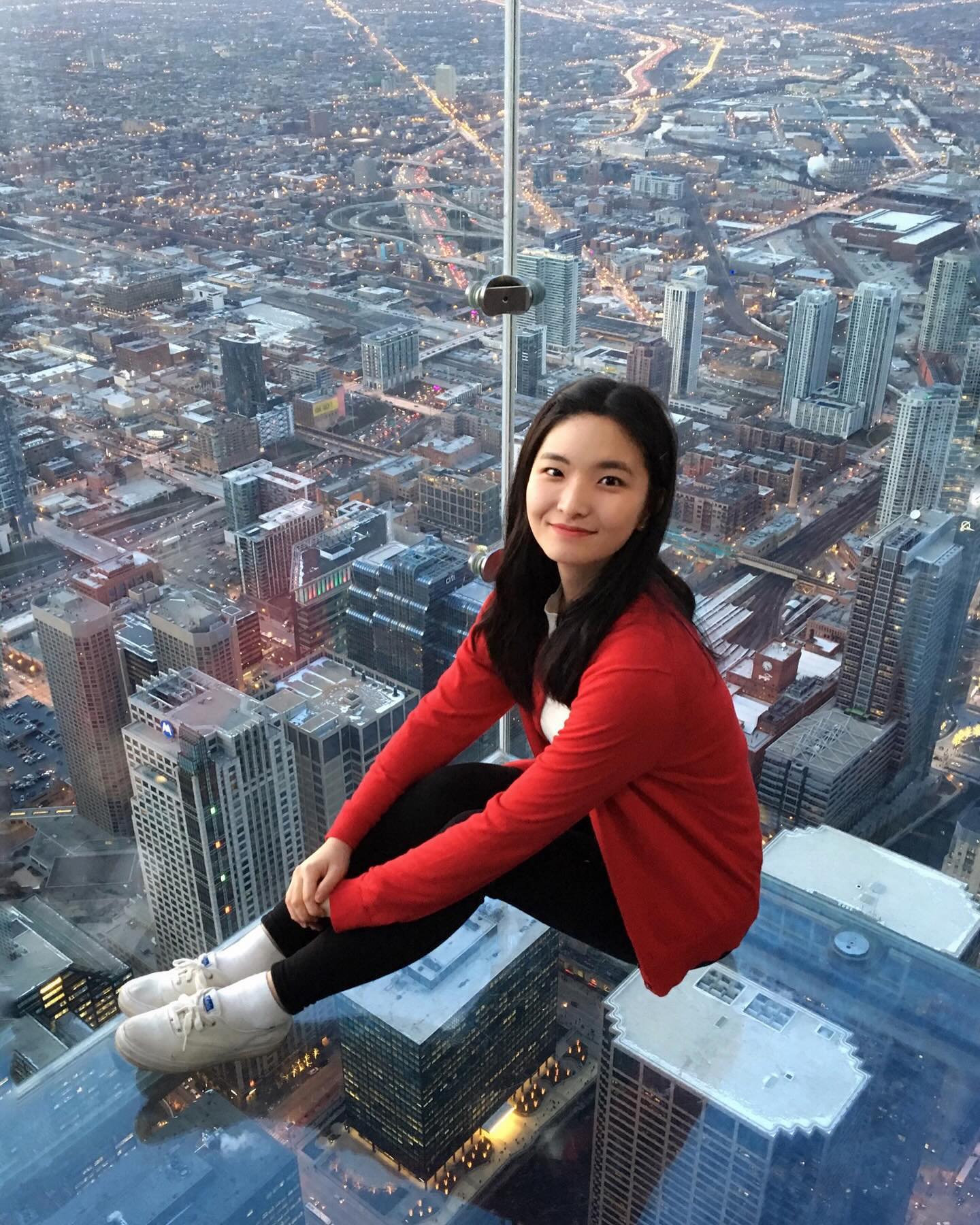Ideal and Reality of Skydeck Chicago 쫄보의 사진찍기 여정

Once I got up to the observation deck, it was so scary!!! I closed my eyes tightly and quickly took a picture :) Does it look peaceful in the photo, right? Haha, so that's a success!!!

막상 전망대에 올라가니까 너무 무섭더라고요!!! 눈 질끈 감고 후다닥 사진 찍었습니다:) 사진으로는 평화로워보이죠?ㅎㅎ그러면 성공!!!

————————————

📍Chicago Skydeck
103rd floor of Willis Tower, Chicago, IL 60606

❤️ Visiting tip
If you're there for two hours from 4 PM to 6 PM(for winter season), you can capture the diverse sights of Chicago from daylight to the city lights, covering everything from the bright afternoon to the evening skyline. Please arrive 1 hour and 30 minutes before sunset in other seasons!

📍시카고 스카이덱
미국 일리노이주 시카고 윌리스타워 103층 전망대

❤️ 방문팁
오후 4시부터 6시까지(겨울 기준) 2시간동안 있으면 밝을 때부터 야경까지 시카고의 다양한 모습을 모두 담을 수 있습니다! 다른 계절에는 일몰 시간 참고해 1시간 30분 전에 도착해주세요:)

————————————

Travel Info yu.neng.s
Follow me yu.neng.s 
여행 정보는 yu.neng.s 

#Chicago#chicagotravel#chicagotrip#skydeckchicago#willistower#illinois#yunengs_chicago#시카고#시카고여행#시카고스카이덱#스카이덱#윌리스타워#미국여행#미국교환학생#유넹스_미국