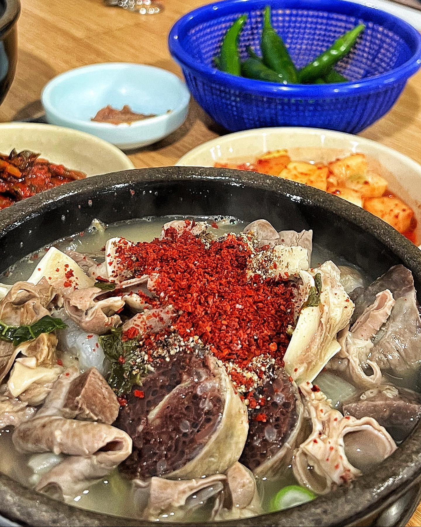 매월 4일, 9일마다 장이열리는 이곳
#서귀포향토오일장 !! 

‘서귀포향토오일시장’은 
서귀포시를 대표하는 오일시장입니다 

맛있는 음식,간식들과 
볼거리가 가득한 시장 
제주도오시면 한번들려보세요 

국밥 먹으러갔다가 지인들 
무조건 만난다는 찐찐 ✨도민맛집 

서귀포시 중산간동로 7894번길 18-5

#제주맛집 #제주 #제주여행 #제주가볼만한곳 #국밥 #국밥맛집 #서귀포 #서귀포맛집 #서귀포여행 #제주오일장 #서귀포오일장 #먹팔 #먹스타맞팔