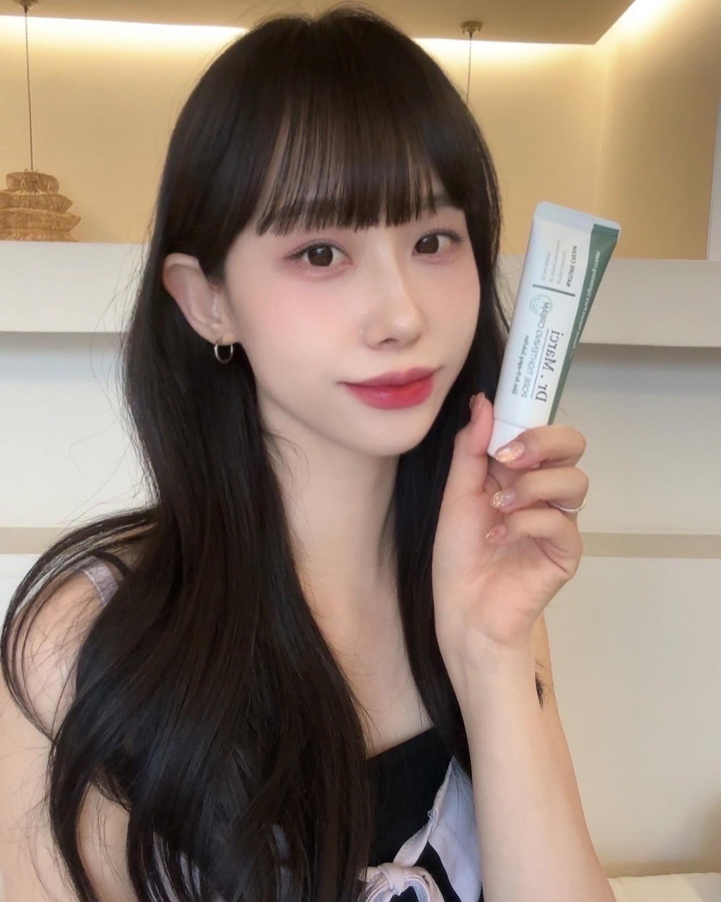 #협찬 #광고 dr__marci 
여름철에 더 넓어지는 모공 너무 고민이잖아요🥲
모공에 효과적인 #닥터마르시 모공수축크림 소개해드려요🩷
보통 모공크림은 끈적이고 답답해서 잘 안 썼었는데 닥터마르시 모공수축크림은 끈적이지 않고 촉촉하게 발리면서 수분감까지 느껴져서 너무 좋았어요✨✨
저분자 구조로 모공 안에 스며들어 피지 조절을 도와주고 수분 가득 히알루론산과 깊은 흡수율 스쿠알란이 만나 수분이 피부 깊게 스며들어 모공 안쪽까지 꽉 채워줘요 주름개선 효과 성분이 꽉 채워준 모공을 수축해줘서 모공에 효과적이에요!
식약처로부터 미백 기능 주름개선 기능까지 모두 심사받아 트러블 없이 안심하고 사용할 수 있어요
닥터마르시 모공수축크림으로 간편하게 모공관리 하자구요💕
