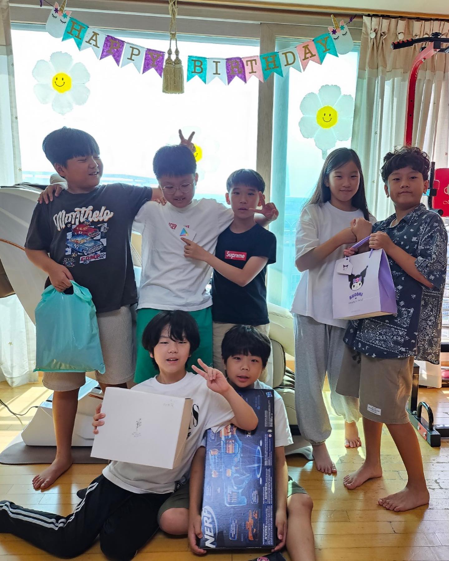 #친구생파#초딩생일

끝나지않는생일파티..
친구집에서만나서,
바운스갔다가,
친구데리고..집에또왔네....

그래...
존중해줄께....
너의 슬기로운친구생활❤️

#아들키우기#초4
#둘째#둘째는뭐든지혼자하네#고마워#아들맘

고생많았어요.언니~❤️