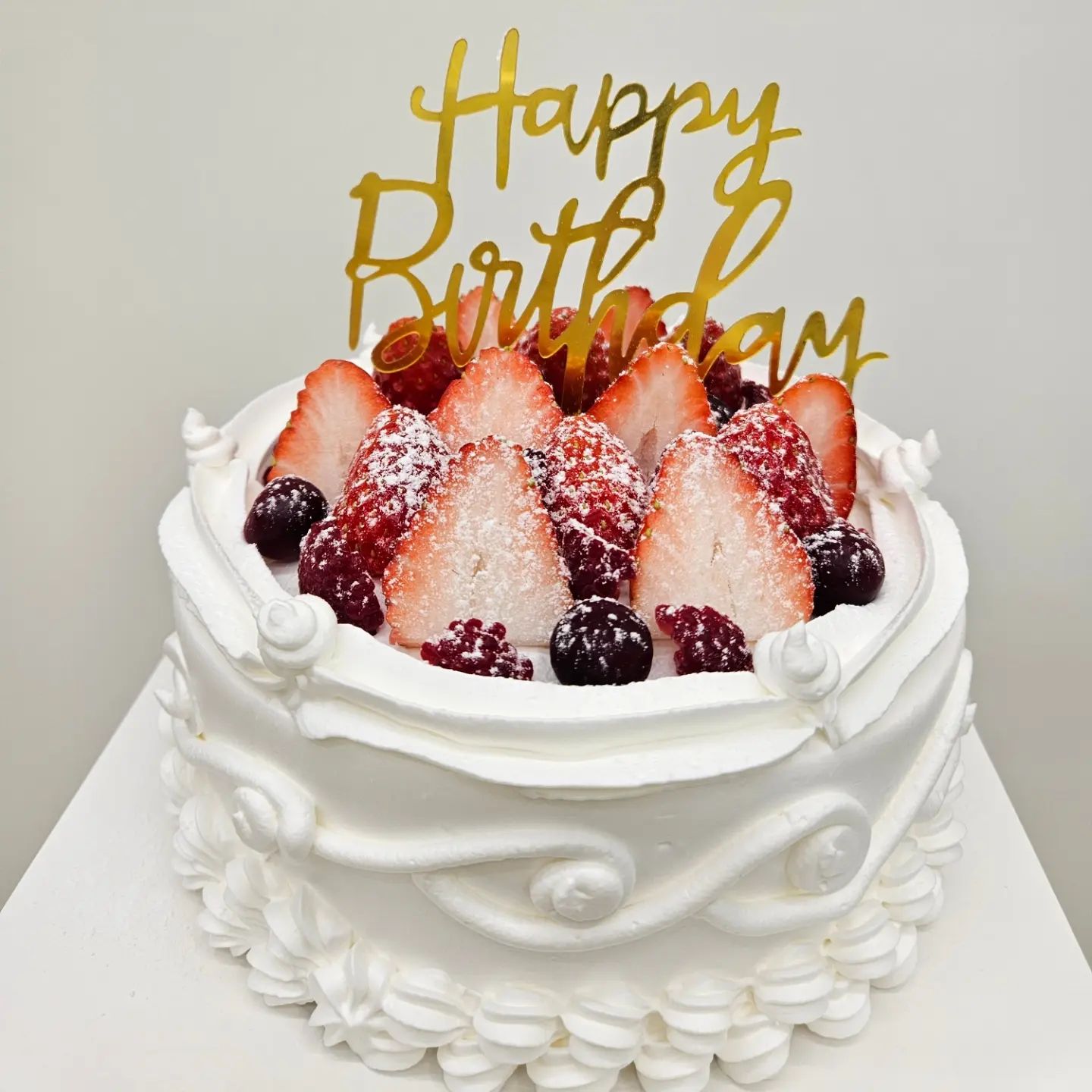 딸기와 라즈베리 상큼한 만남♡

#딸기케이크 
#생과일케이크 
#케이크맛집 
#레터링케이크