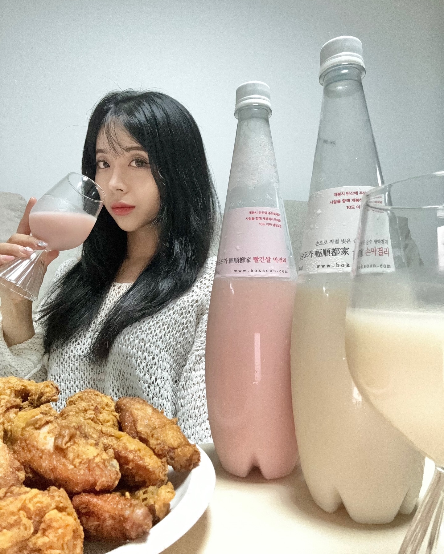 #협찬 boksoondoga
막걸리 좋아하응 사람 있나요?.?

앉음뱅이 술~~ 색깔부터 곱다~요

울산을 대표하는 복순도가 막걸리‼️

복순도가 막걸리는 탄산이 있어서
샴페인 마냥 즐겨 마실 수 있는
느낌이더라구요!?????👀👀

두번째, 탄산 소리 듣구 가셔요‼️

✅손으로 직접 빚은 손막걸리
✅붉은색 홍국쌀 막걸리

정성 가득 담긴 복순도가 막걸리😎

좋아하는 치킨에 맥주 치맥 대신,
복순도가 막걸리 치막으로 
한 잔 걸쳐보기~~

두부김치랑 마셔도 맛있쥬
저는 개인적으로는 손막걸리가 좀 더 맛있!

앞으로 전통주도 함 즐겨봐야겠어요!.!

#복순도가 #울산맛집 #전통주추천 #복순도가화장품 #막걸리 #막걸리추천
