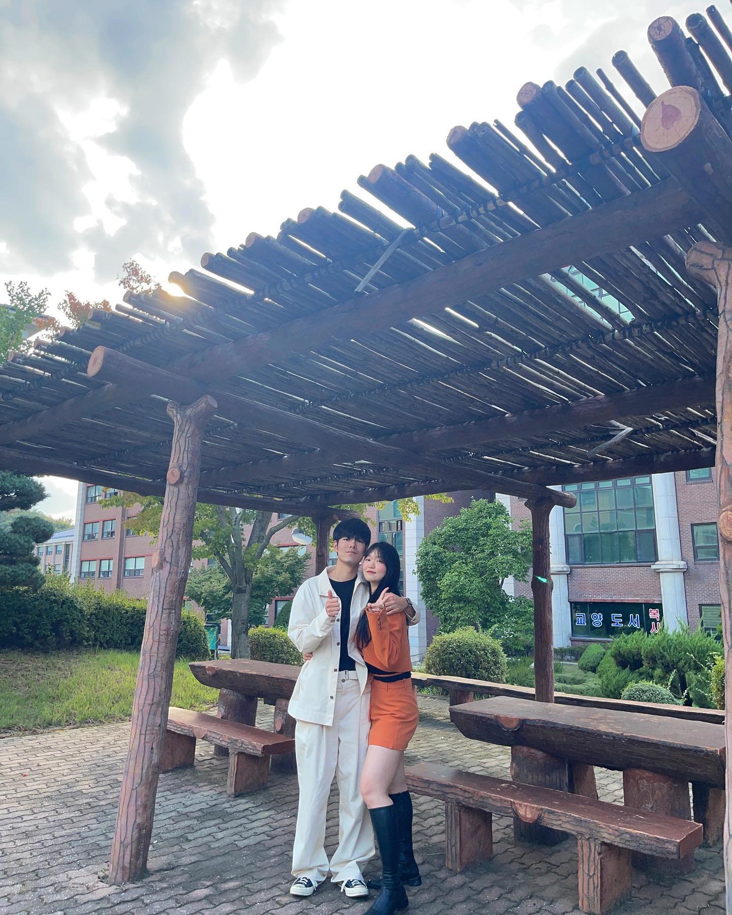 .
갈수록 더 사랑하게 되는 우리 어느새 결혼 2주년🧡🤍
우리 가정 안에 하나님이 함께 하심이 너무 확실해-!
오빠가 준비한 깜짝 케이크..🥹조기교육 효과 톡톡히 봅니다🙃

2주년 맞이 백석대 실음과 CC의 모교 방문기
이 때 만큼은 극T에서 극F로 바꼈다ㅋㅋㅋㅋ
학교에서의 추억이 너무 많아 올 때마다 추억이 새록새록🌱
여기서 오빠를 만나고 결혼까지 할 줄은 꿈에도 몰랐지..🙊
이제서야 서로 살아왔던 방식에 대한 이해가 생기는 것 같은 요즘
9월부터 결단하고 순항중인 매일의 새벽예배 덕분에 
내 삶의 질서와 마인드가 정말 많이 바뀌고 있다
마음의 기복도 많이 줄어들고 더 노력하지도 않았는데 
불같이 올라오던 감정들이 꽤 많이 사라졌다
내가 요즘 만나는 하나님을 현도오빠와 나누다보니
내가 만난 하나님을 자기도 만나고 싶다면서
새벽예배를 같이 나가자고 말하더니
정말 2주년 되자마자 새벽예배를 함께했다😘

선배에서 남자친구가 되고, 남자친구에서 남편이 되더니 
이젠 함께 으쌰으쌰 신앙생활을 해나가는 
든든한 신앙의 동반자가 되었다🤍
우리 가정을 더 단단한 반석위에 세워가실
하나님께서 이미 확정지으신 확실한 축복을 기대하며
우리는 언제나 말씀 위에서 함께 평생 살아가자 
나의 행복이 현도 지금도 앞으로도 더~더! 사랑해❣️

#럽스타그램 #결혼2주년 #결혼기념일 #백석대학교 #cc결혼 #실용음악과CC #캠퍼스커플부부 #쀼스타그램