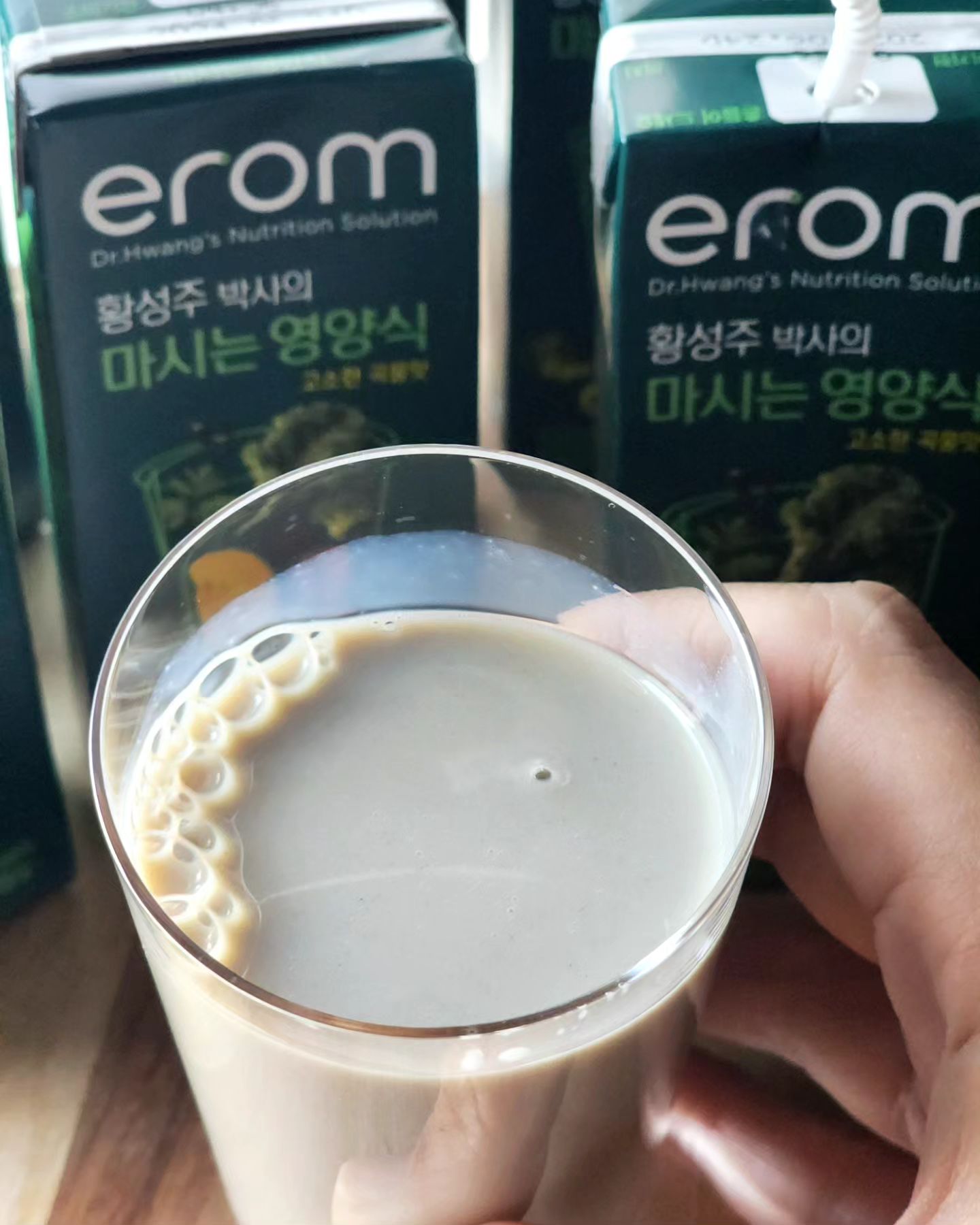 #협찬 #제품제공 #이롬두유 

[이롬황성주박사의마시는영양식] 

이름처럼 두유한팩으로 영양챙기기🫰
한팩에 115kcal인데 입이 심심할때
오후타임 간식으로 한팩 딱 좋겠어요
솔직히 저는 달달해서 두팩 마셨어요🤣🤣