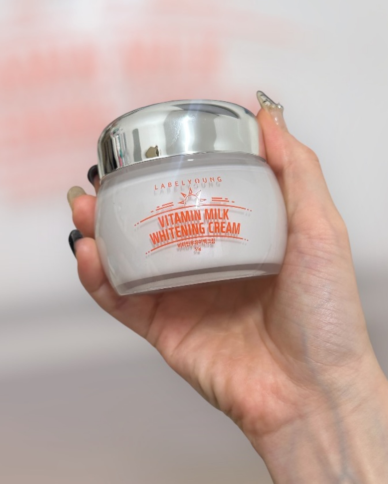 #협찬 labelyoung_official

쇼킹 비타민우유미백크림🤍

제가 애정하는 라벨영에서 계속 사용하고 있는
쇼킹 비타민 우유 미백 크림!!

이번 여름에 피부가 너무 그을려져서
톤업 크림이 꼭 필요하더라구요😭

그래서 저는 한 번만 써도 즉각 톤업이 되는 
쇼킹 비타민우유미백크림을 사용하고 있는데요!
특히 바르고 씻을 필요없이 기초 제품으로
사용하는 미백 크림이라 너무 좋았어요🤍

비타민과 우유의 환상 조합으로 시너지 UP!
[색소침착+화이트닝+수분&보습]까지 풀케어!
백탁현상, 건조함, 들뜸, 밀림, 유분기 ZERO!
끈적임 NO! 상큼한 비타민향 나는 크림제형!
환하고 하얀 피부 원하시는 분들에게 추천드려요

#라벨영 #labelyoung #koreancosmetics #쇼킹비타민우유미백크림 #톤업크림 #미백크림 #색소침착 #미백화장품 #화이트닝크림 #기미크림