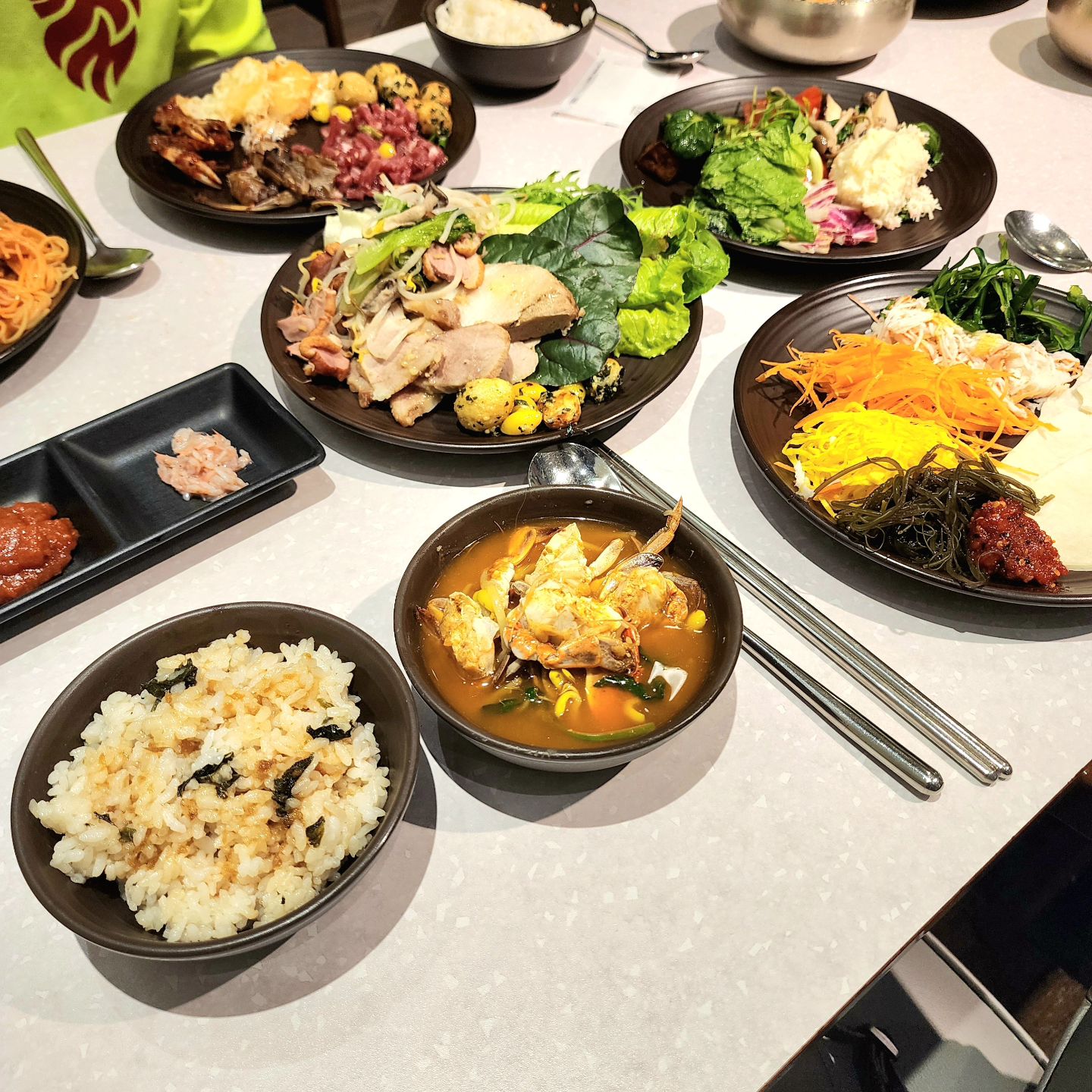 #협찬 [송파] 자연별곡 가든파이브점

제철 재료로 만든 우리 음식을 마음껏 맛볼 수 있는 
한식 컨셉의 레스토랑 자연별곡!!

1만원대로 프리미엄 한식을 무제한으로! 
뿐만아니라 디저트, 커피까지 해결할 수 있는 가성비 뷔페!

고급스러운 매장 인테리어와 제철 음식이 가득한 샐러드바
한입 먹어보고 찐 맛있어서 깜놀 했어요.

지금가시면 가을 신메뉴로 곤드레밥과 간장게장, 양념게장, 크랩닭강정, 꽃게탕 등 다양한 게요리를 맛볼 수 있구요
밤양갱 과 밤케이크 까지 가을음식 제대로 모였습니다.

기본적으로 보쌈, 닭구이, 돼지고기찜, 크랩닭강정 등 고기류도
많이 있어서 남녀노소 모두모두 만족스러운 식사가 가능합니다.

부모님과 함께하는 가족 외식 장소로 완전 강추하구요

혹 외국인친구 있다면 꼭 한번 가보세요.
한국음식을 골고루 맛볼 수있어 완전 혜자입니다

[주소]
서울 송파구 충민로 66 (문정동, 가든파이브라이프) 송파점 영관 7층 자연별곡 가든파이브점

[영업시간] 11:30 ~ 20:00

naturkitchen 

#협찬 #가든파이브맛집 #직장인점심 #롯데월드맛집 #자연별곡 #뷔페 #한식뷔페 #한정식뷔페 #부모님모시고식당 #샐러드바 #엄마랑맛집