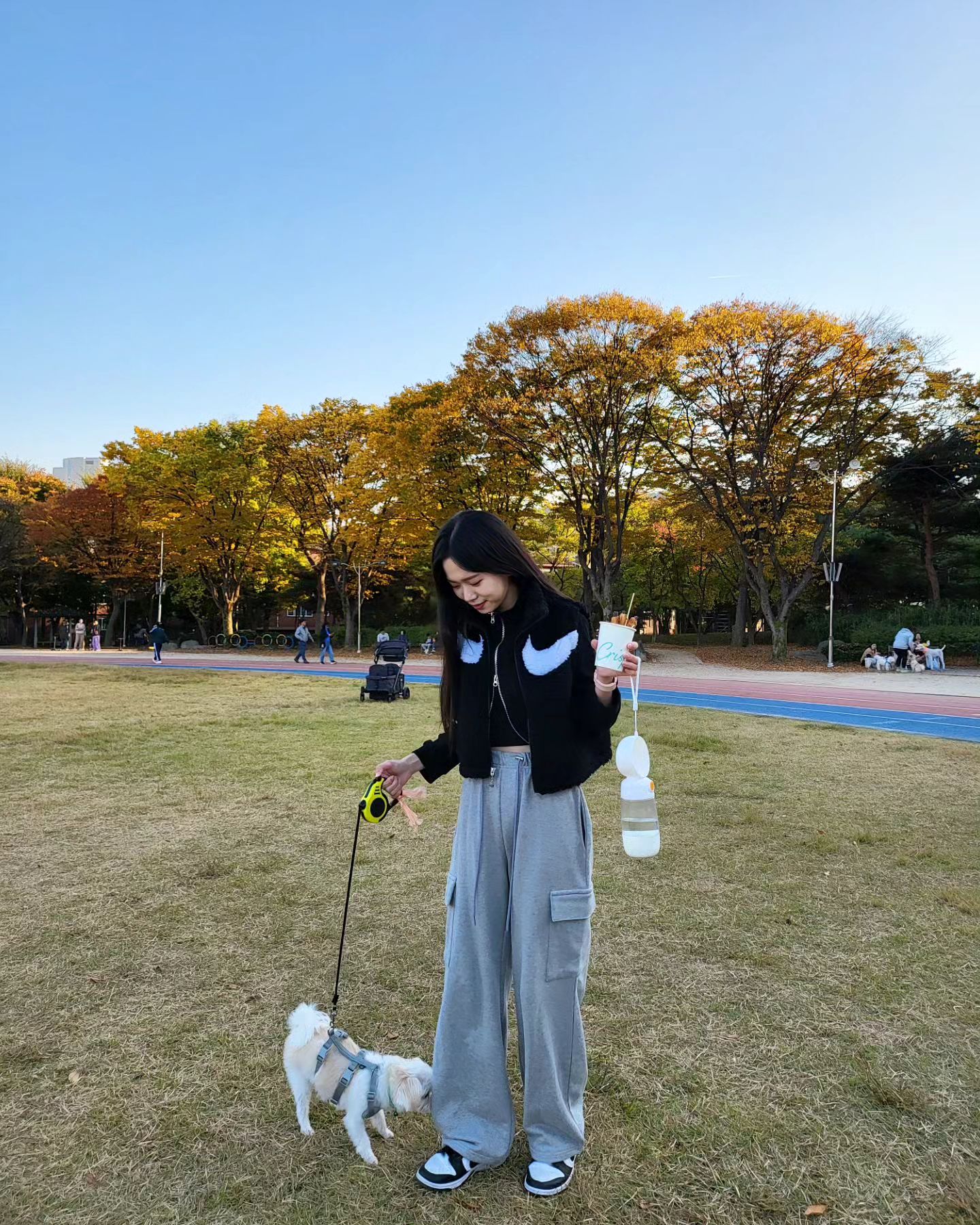 즐겁고 행복했던 주말산책🌞 사랑해🐶🩷
.
바지는 #메러베인 에서 보내주셨는데 정체가 뭔지 스타일링이 다양하게 가능해서 푹 빠져버렸어요..🥹
특히 밴딩팬츠를 입으면 항상 꽉 쪼여서 입다보니 핏이 안예뻐지는 것 같아서 속상했는데 이 제품은 고정해주는 스토퍼가 있어서 완전 좋아요!!👍
#ad#협찬#mellurbane#메러베인#와이드팬츠#카고팬츠#밴딩팬츠#조거팬츠#꾸안꾸룩