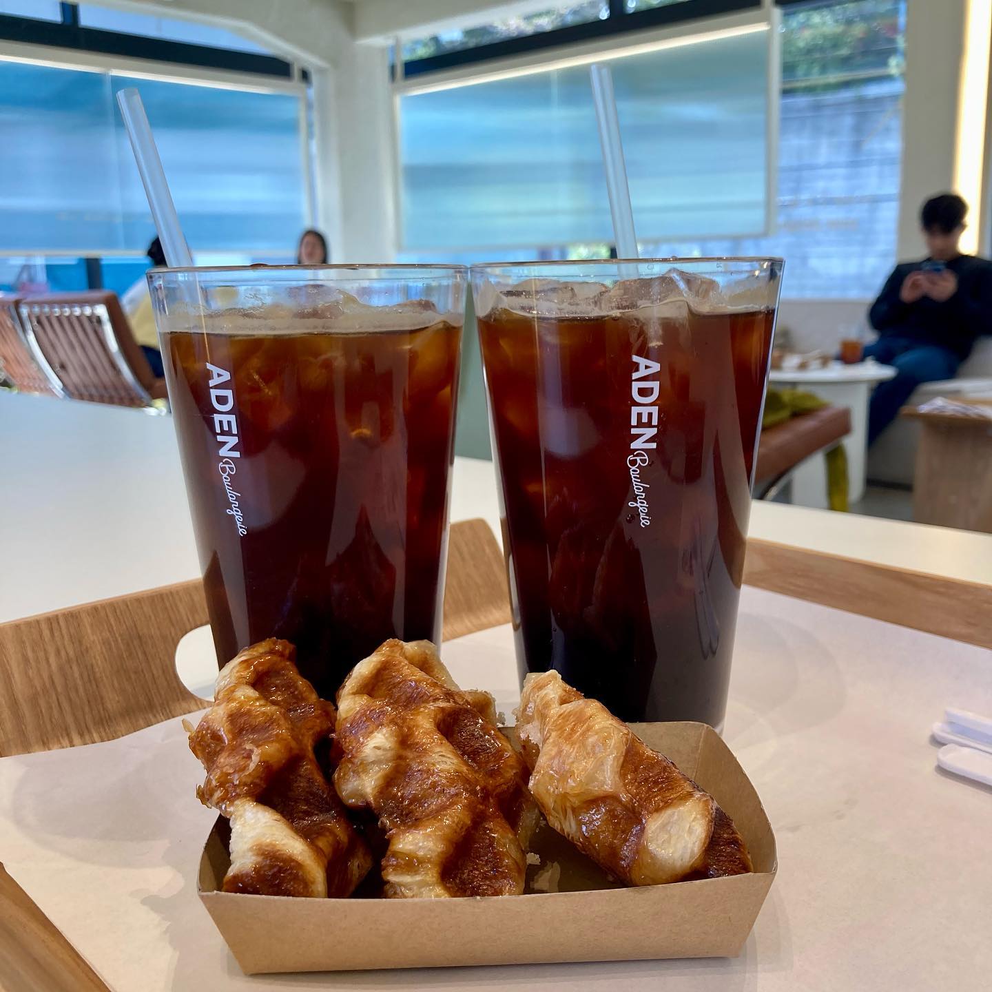 #협찬

안녕하세요 Blossom 소혜입니다٩(๑˃̶͈̀◡˂̶͈́๑)۶

오늘은 안락동에 있는 시그니처 아덴블랑제리 안락점에 다녀왔습니다

매장이 엄청 크고 분위기도 좋은 곳이더라고요!
빵도 정말다양하게 있고 특히 사진에 보이는 미니 크로플은 바삭바삭하고 달콤하니 너무 맛있더라고용 ღ'ᴗ'ღ 

 #안락동카페 #동래카페 #동래신상카페 #부산베이커리카페 #온천천 #온천천카페 #부산신상카페 #시그니처 #아덴블랑제리 #시그니처아덴블랑제리 #아덴 #아덴카페