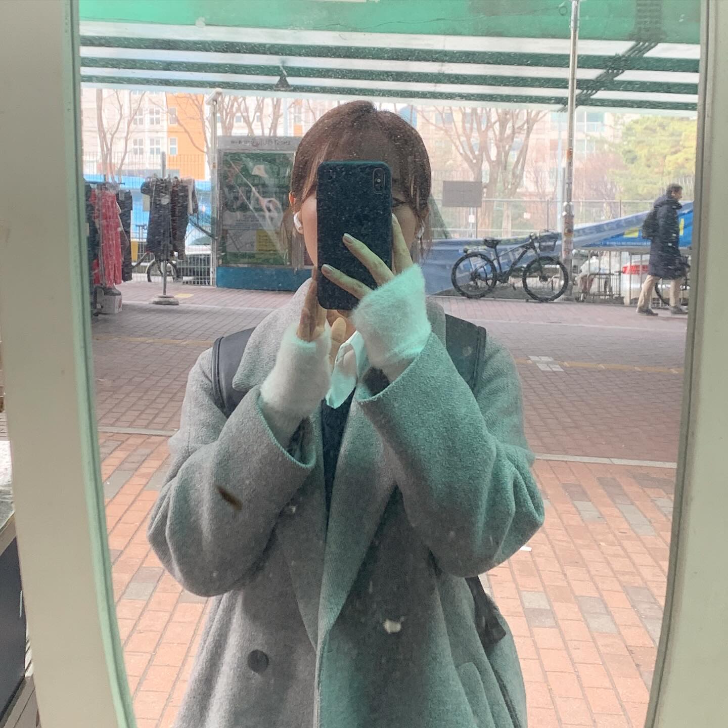 얼죽코의 겨울패션 ☘️
셔츠와 니트를 매치하고 하늘색 계열로 바지믹스 + 회색코트 입어줬습니다. 퇴근길에 한 번 더 찍었는데..담엔 주머니에 있는 거 다 빼야겠어요. ㅋㅋㅋㅋㅋ 패션의 완성은 늘 한끗차이..🙄🤣