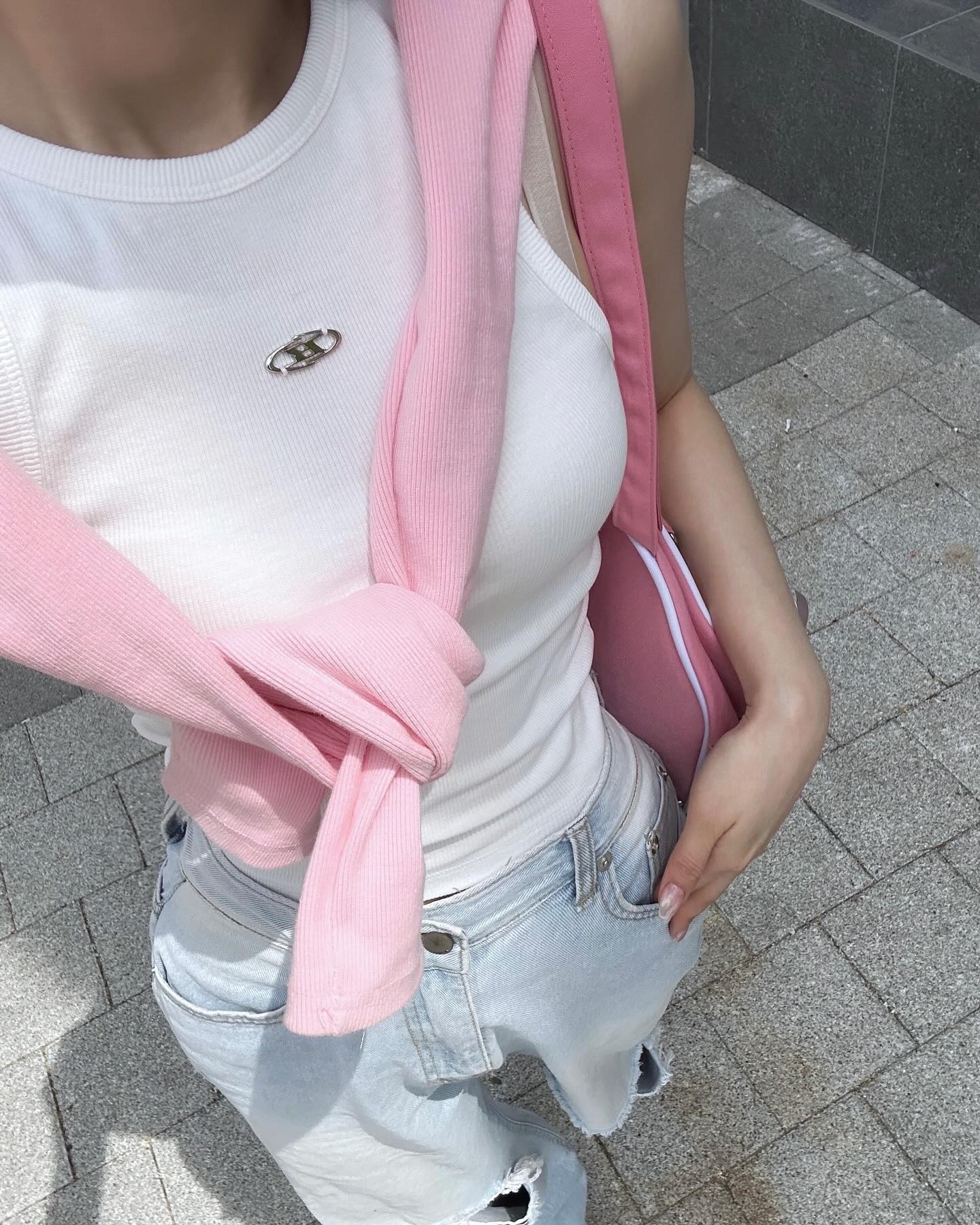 입맛은 없는데 
음식이 눈앞에 있으면 
다 먹어서 비키니준비 실패 🦄