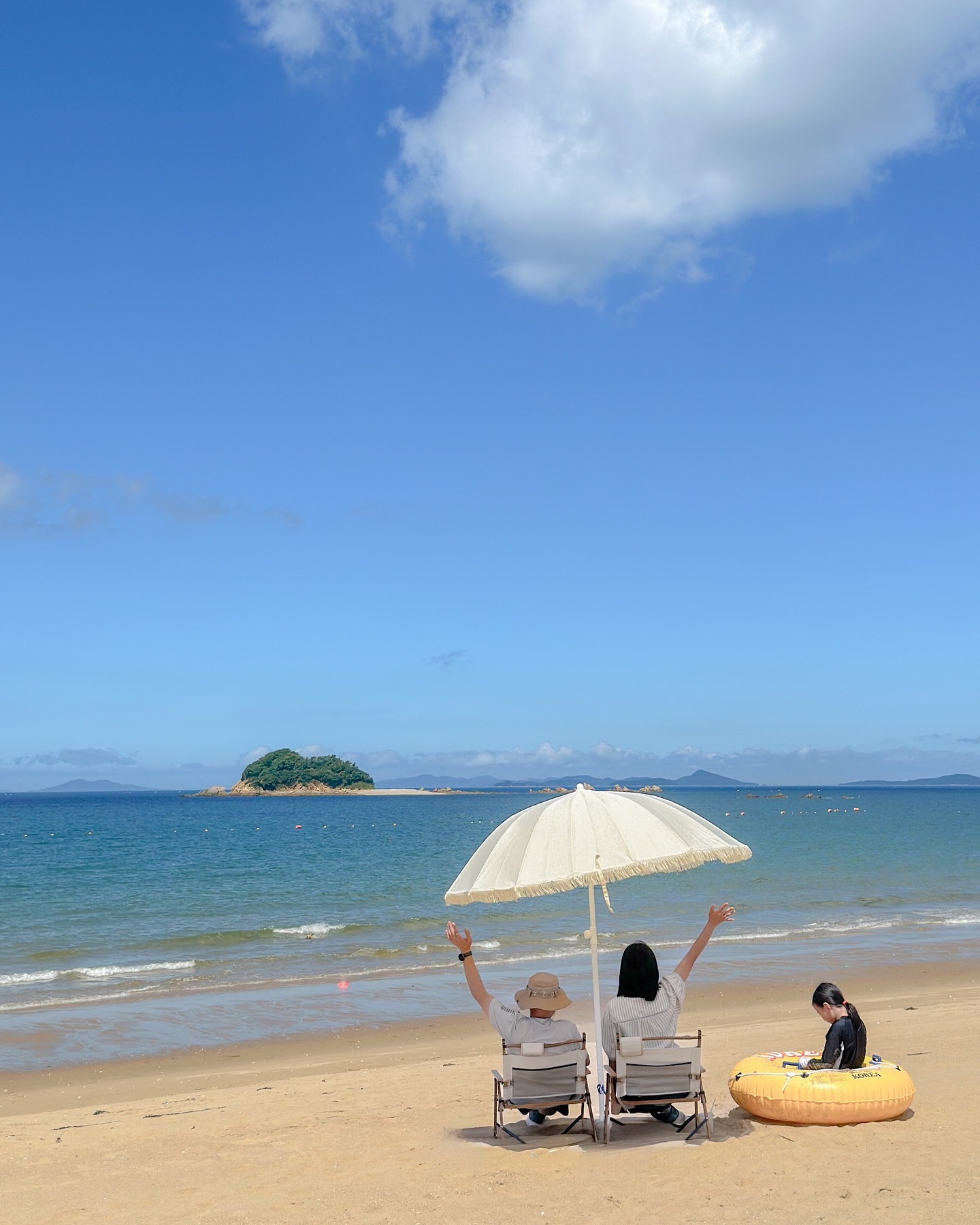 청량한 여름 무드 가득했던 나의 섬 여행, 대난지도🌊💚

이렇게 맑고 청량한 서해 바다는 또 처음이라, 발만 담글 생각으로 들어왔는데 해수욕을 안할 수가 없어 바다로 뛰어 들어갔던 대난지도에서의 어느 여름날.

바닷가 근처에 매점도 잘 되어있어 튜브 등 필요한 물품들을 현장에서 바로 쉽게 구할 수 있었고, 무료 샤워장과 평상도 있어 사람 없는 여름철 휴가지로 너무 좋았던 대난지도.

당진에서도 쉽게 올 수 있어 더욱 좋았고, 간조때에는 해식동굴, 촛대바위 등을 볼 수 있는 해변길이 열린다고 해 다음번에는 간조 시간때에 맞춰 와 트래킹도 해보고 싶은 곳이였다!

대난지도로 입도하는 방법은 당진 도비도항에서 소난지도로 가는 배편을 이용하시면 되고, 차량 선적도 가능해 섬 내에서 더 편하게 이동하시고 싶으신 분들은 차량과 함께 탑승하시면 됩니다.

나는 뚜벅이인데 어떻게 하냐 하시는 분들은 당진 터미널에서 도비 도항까지 택시로 이동 후 배만 탑승하시면 배에서 내리는 시간에 맞춰 소난지도 항구에서 대난지도에 있는 난지도 해수욕장까지 셔 틀버스가 운행되고 있어요.

🏝️대난지도
📍충남 당진시 석문면 난지도리 
🚢도비도항-소난지도 / 15-20분 소요
◽️해수욕장 평상 및 샤워장 무료, 해변가 인근 슈퍼에서 튜브 대여 등 간단 한 용품 구매 가능
✔️하절기 07:50, 11:00, 13:00, 15:00, 17:00으로 배 시간이 안내되어 있지만 중간중간 유동적으로 증편 운행하는 것 같습니다!
저희는 11시 배 타려고 일찍 도착했는데 10시 배에 자리 남았다고 해서 바로 탑승했어요!
✔️차량 선적시 자리가 한정되어 있어 배에 못탈수도 있으니 배 시 간보다 30분에서 한시간정도 일찍 도착해서 기다리시는걸 추천드 려요. (섬에서 나올때도 마찬가지!)
✔️승선권 발매시에 신분증 꼭 필수입니다! 미성년자는 등본 꼭 가 져오셔야 해요.
✔️도비도항에서 승선권 구매시 왕복 표를 발권해주십니다. 나올 때도 표가 꼭 필요하니 버리시면 안되요!

#당진여행 #당진해수욕장 #서해해수욕장 #난지도해수욕장 #당진가볼만한곳 #대난지도 #소난지도 #도비도항 #대한민국구석구석 #여름여행 #해수욕장 #충남여행 #청주근교 #당진핫플 #당진데이트 #당진아이랑가볼만한곳 #아이랑여행 #아이랑가볼만한곳 #제5회섬의날 #찾아가고싶은섬 #대난지도 #행정안전부 #한국섬진흥원