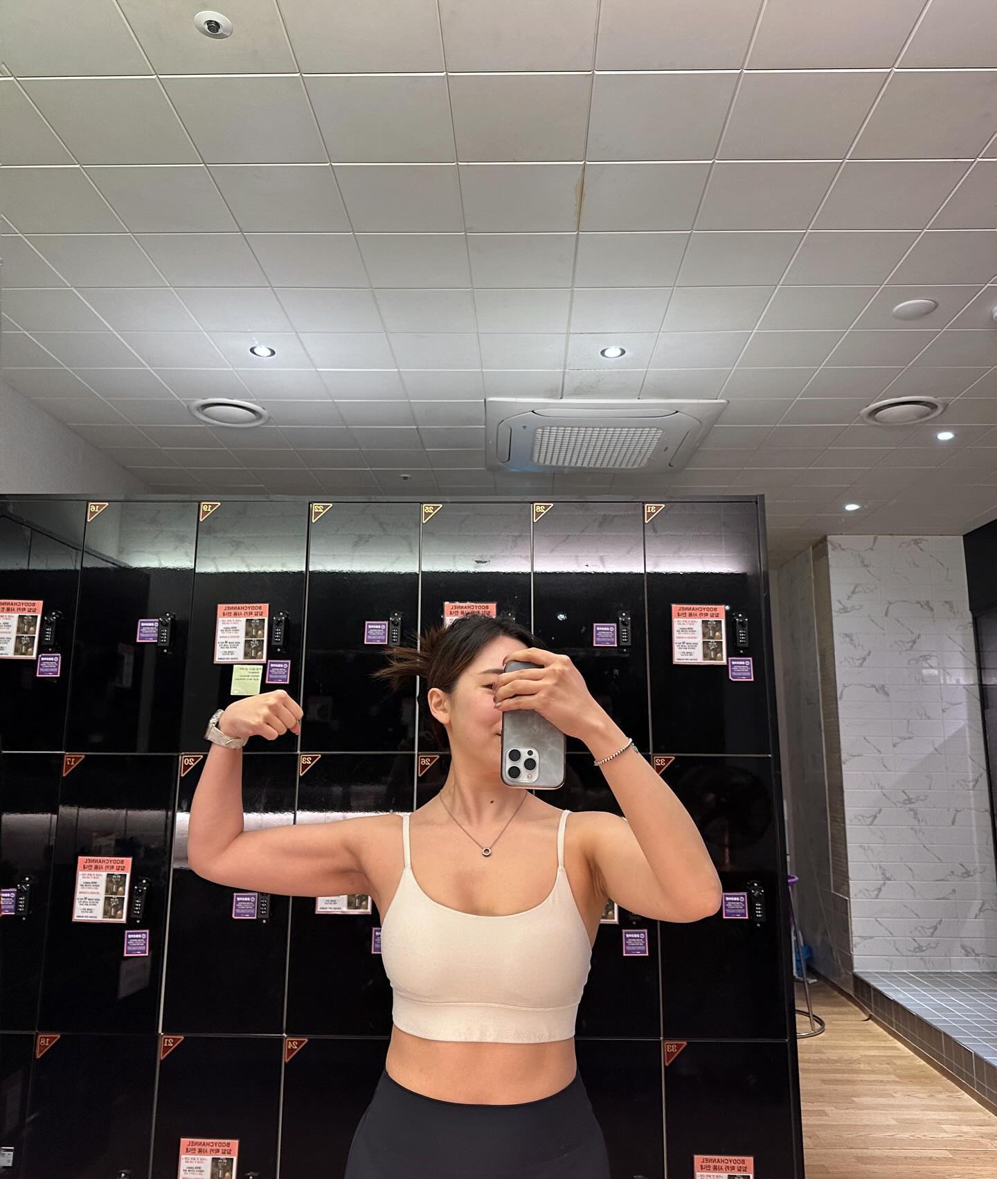 한 번 더 오운완💪🏻

요즘 풀업을 해서 그런가 삼각근?쪽인지 뭔지
여튼 그 부근이 좋아진 것 같은데...
명칭이 맞나? 허허🙄