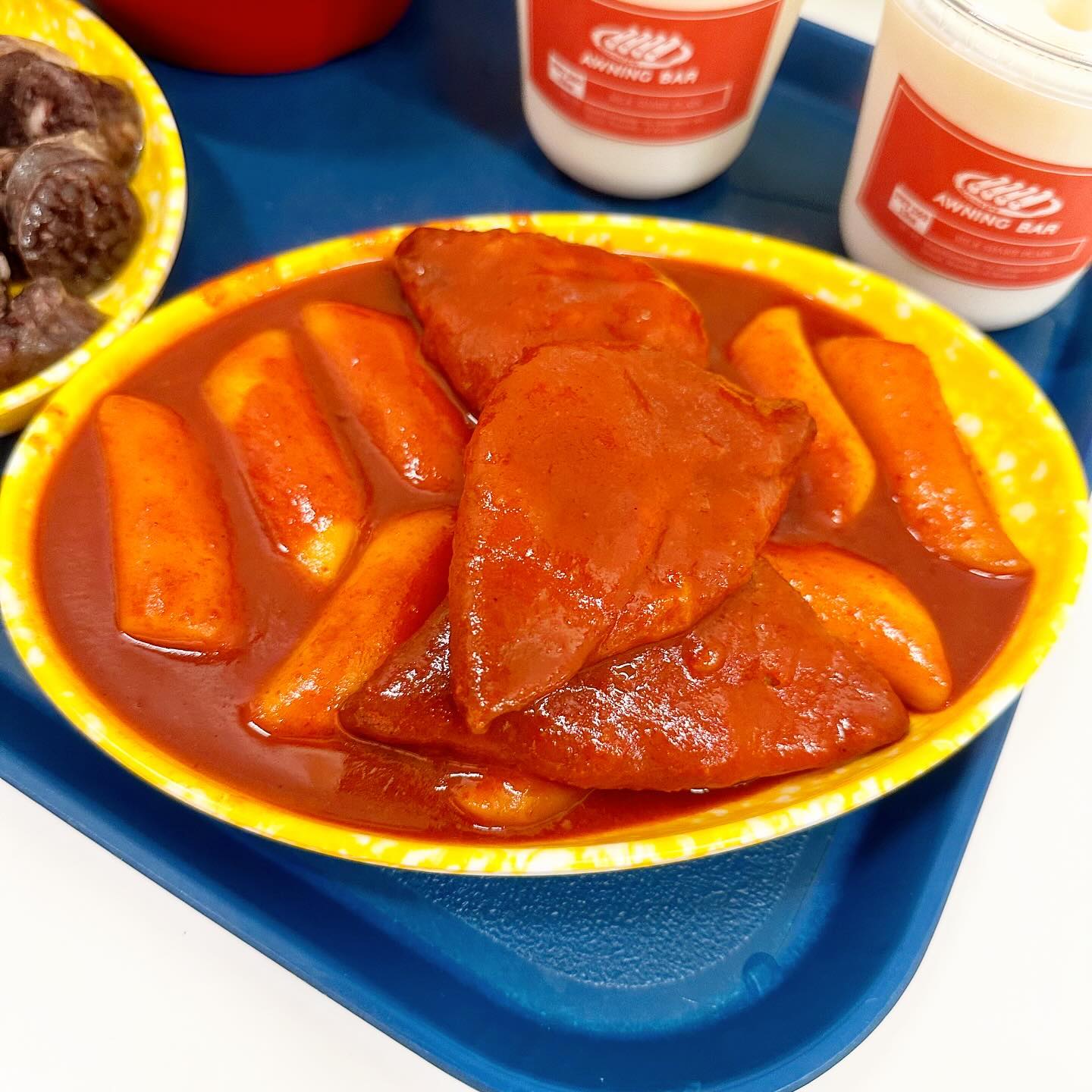 마곡 떡볶이 맛집 <어닝바>
📍서울 강서구 마곡중앙로 59-17 류마타워2차 115호 어닝바
⏰11:30 ~ 21:00 (월요일 휴무) 

힙한 외관과 내부 인테리어!
🐶애견 동반 가능이다 친구들🐾

두꺼운 밀떡이 쫀득쫄깃 !!
속이 꽉차 찰지고 고소한 순대 
간도 너무 맛있더라 🐷
뜨끈 시원한 국물에 맛있는 어묵꼬치
그리거~~ 시원 달달 밀크쉐이크 !! 
분위기 맛 뭐하나 빠짐 없는 찐 맛집이댜!!