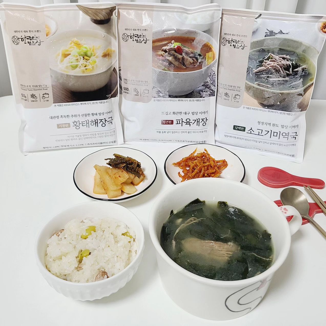 #협찬 #한국인의밥상
.
울 인친님들 저녁 식사 맛있게 하셨나요?
저는 오늘 일이 좀 늦게 끝나서
늦은 저녁을 먹었답니다.
.
요즘같이 날씨가 추울때는 따뜻한
국물이 있는 밥상이 생각나잖아요.
.
그래서 오늘은 간편식 한국인의밥상
맛있는 즉석국 밀키트를 가져왔답니다.
.
제가 좋아하는 소고기미역국부터
해장으로 그만인 황태해장국과
남녀노소 누구나 좋아하는 파육개장까지!
.
한국인의 밥상의 슬로건은 전통을 잇는 손 맛, 
진심을 담는 정성을 느린 음식의 미학으로 
요란한 맛집이 아닌 우리 고유한 진심의 
밥상을 차려내고자 한다고 하네요.
.
전통적인 컨셉과 건축 소재를 현대적 모던함으로 
재해석해 푸드 갤러리형 다이닝인 
롯데백화점에 입점해 있다고 해요!
.
미역 최대산지인 완도의 미역 100%에
참기름에 볶아 미역의 고소한 풍미와
질 좋은 양지살을 결대로 찢어 먹기 
좋은 크기로 가득 넣은 소고기 미역국
.
강원도 황태덕장에서 말린 황태와
국내산 대파와 무를 볶아 비린맛을 없애고 
고소한 맛을 살린 황태해장국
.
소고기 양지를 넣어 우려낸 육수를 사용하여 
더욱 깊고 진한 맛에 전통방식으로 추출해낸 
고추기름과 고기를 결대로 직접 찢어 
질기지 않은 양지고기 국내산 대파를 
사용하여 달큰한 맛을 살린 파육개장까지!
.
추운 날씨에 뜨끈한 국물에 밥한공기 말아
후루룩 먹으면 속까지 든든하다죠!🍲
냉동실에 쟁여두면 마음도 든든하답니다.😍👍
.
ktable_official
#한밥 #한국인의밥상간편식 #한밥간편식 
#한밥황태해장국 #한밥소고기미역국 
#한밥파육개장 #한국인의밥상냉동 
#한국인의밥상밀키트 #밀키트맛집 
#간편식맛집 #황태해장국 #소고기미역국 
#파육개장 #food #foodporn #저녁밥상 
#집밥메뉴 #맛있게냠냠 #먹스타그램 
#맛스타그램 #먹방 #한식 #한그릇뚝딱 
#직장인저녁 #일상 #daily #소통 #선팔맞팔환영