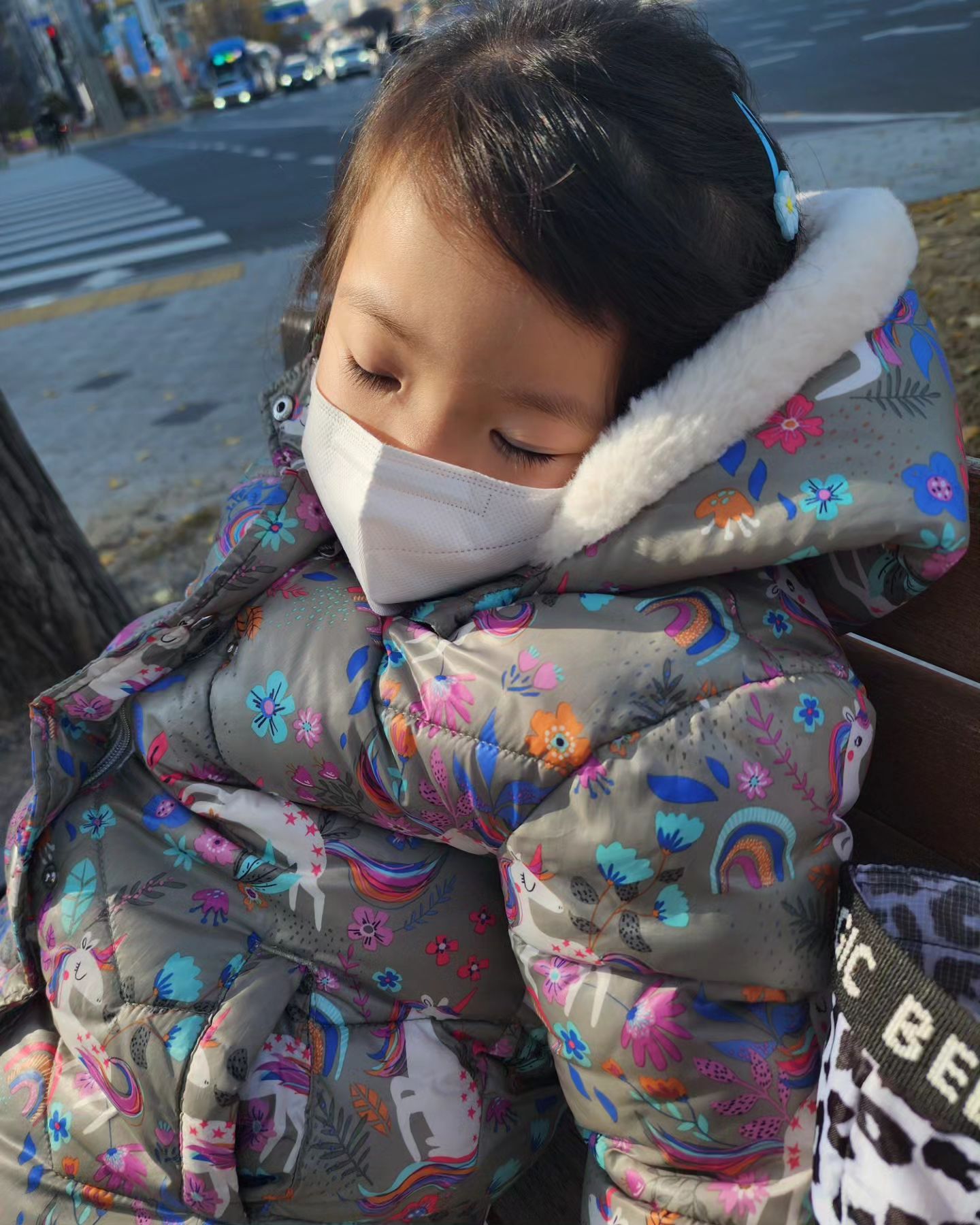 이번에 둘찌가 독감걸리면서
저까지 독감판정받고 죽다살아난..

둘찌는 별증상 없었는데 갑자기 열나더니 해열제 교차복용도 듣질않더라구요😭

독감판정받고 테라미플루맞고, 해열주사,수액맞으면서
버텨낸..ㅠㅠㅠㅠㅠㅠㅠ 얼마나 맴찢이던지

독감완치되니 이제 제가 독감ㅋㅋㅋㅋㅋ
저는 열은 없었지만 열빼고 다 한거같아요

다행히 아빠랑 아들은 감기는 왔는데 독감은 아니더라구요

정말 다행중 다행이죠, 다들 감기조심하세요🩷

# 감기는 사랑을타고
# 자나깨나 독감,감기조심
# 엄마는아프면안됨

#육아 #육아소통 #찐소통 #아들맘 #딸맘 #남매맘 #대구맘 #독감조심