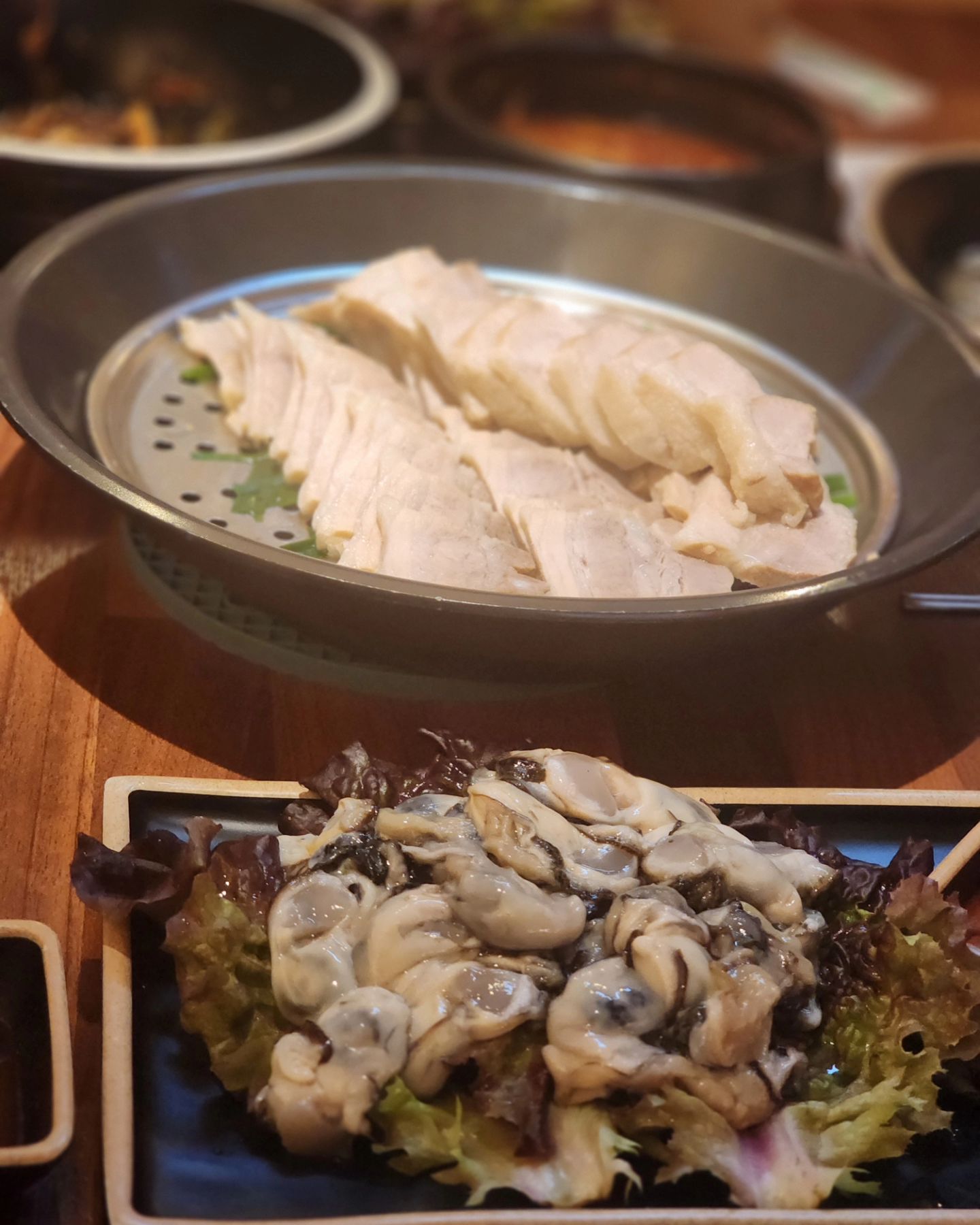 굴보쌈 먹고 왔지요~~ 
방이먹자골목에 있는 [더맛있는족발보쌈]
이번에도 검색없이 기냥 갔는데 굴보쌈 맛있지ㅋㅋ
고민도 안하고 굴보쌈 中으로ㅋㅋ
굴이 진짜 내가 좋아하는 작은사이즈라ㅋㅋ
1고기 1굴 백김치에 싸서 먹었어요.
이집 김치가 맛있어요👍
(백김치 주는집 너무 좋음ㅋㅋ)
메인메뉴 시키면 순두부찌개랑 막국수가 서비스로 
나오는데요. 순찌 매운 국물이 찐해요ㅎㅎ 

보쌈엔 소주인데..소주 못마시는 우리는 맥주로🍺
나도 소주 맛있게 마시고 싶네요🤣