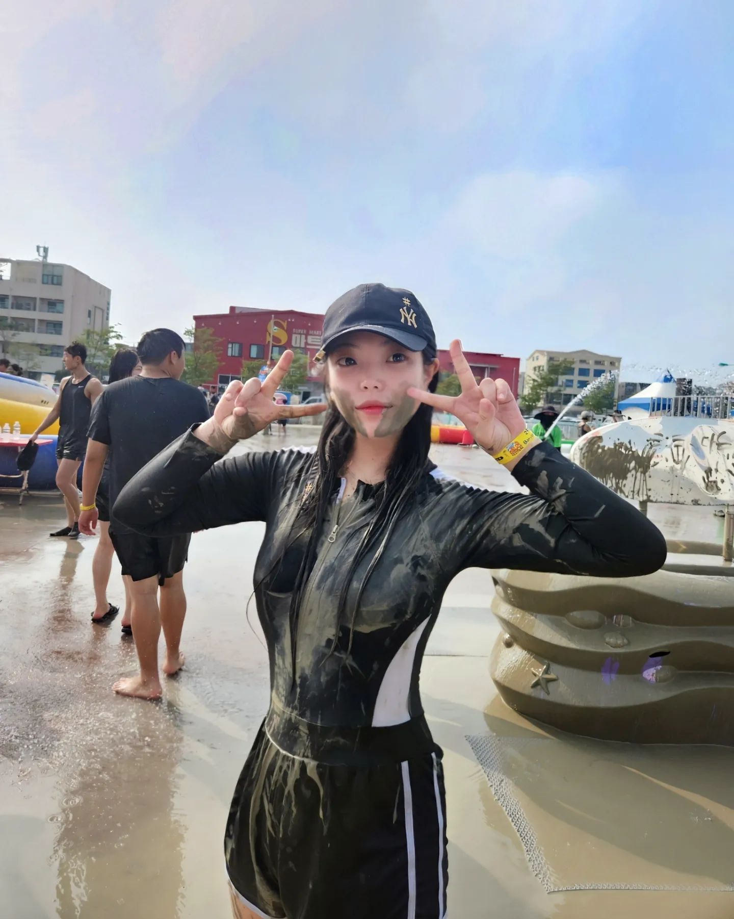 머드 축제가 이렇게 재밌을 줄이야 !!! 😝
내년에두 또 와야징 🧡💛🧡💛 #보령머드축제 #머드락페스타
.
.
.
#보령 #대천해수욕장 #보령여행 #머드축제 #머드페스티벌 #mud #여름휴가추천 #여름휴가 #보령머드페스티벌 #보령가볼만한곳 #보령핫플 #보령핫플레이스 #휴가 #여름휴가지 #여름 #여행스타그램 #페스티벌 #여행지추천 #selfie #대천 #대천여행 #여행사진 #여행일기 #instadaily #해수욕장 #daily #물놀이 #대천해수욕장펜션