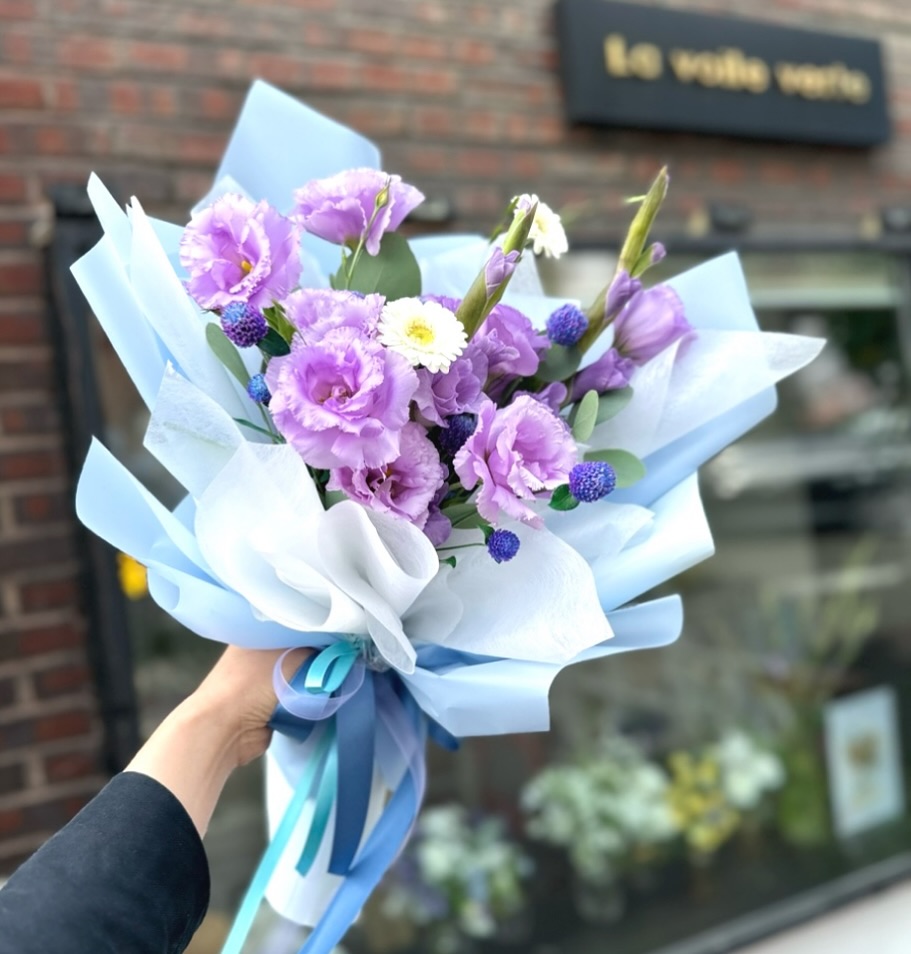 .
연보라믹스에 하늘색포장.
.

.
.

특정 색감이 필요하신경우 미리 문의해주세요.
당일주문은 매장에 준비된 꽃들로 가능합니다.
배송가능(배송비별도🚙)

전화 032 424 2079
카카오채널 라보일베르떼
상단 프로필 링크 클릭💕.
.
.

#인천꽃다발 #인천꽃바구니 #구월동꽃집 #구월동꽃바구니 #기념일꽃다발 #인천행사꽃다발 #인천단체꽃다발 #인천꽃집 #인천시청 #구월동 #구월동로데오 #인천 #용돈꽃다발 #롯데백화점인천터미널점 #인천행사꽃다발 #인천행사꽃장식 #인천개업선물 #플라워박스 #시상식꽃다발 #개업선물 #구월동로데오꽃집 #꽃다발포장 #flower #인천클래스
