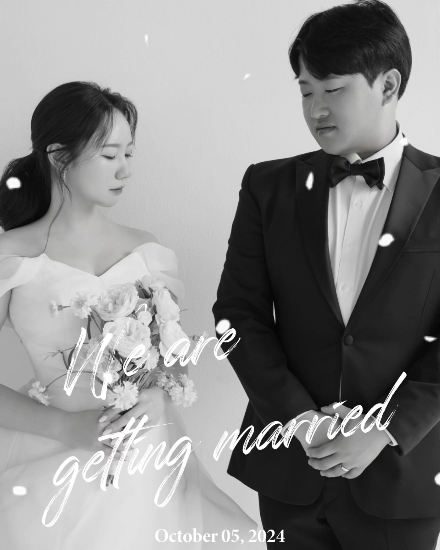 우리의 결혼기념일이 될 날짜 💍 D-1

3년의 연애끝에 드디어 시집을 갑니다 🥺
예비부부의 마지막날 밤을 기약하며 소소하게 남겨봅니다.
배찌를 만나지 않았더라면 제 인생은 다른 방향으로 흘러갔을 것 같아요.

결혼 준비 시작 전 무엇보다도 프로포즈를 제일 먼저 해주고싶었다는 그 남자. 
서프라이즈를 열심히 준비하지만 꼭 하나씩 서툰 그는 항상 저를 행복하게 만들어주려고 노력해주는 사람이기에 믿고 평생을 함께하려 합니다.

1년간 모~든 결혼 준비를 전날까지 준비해 드디어! 끝내놓고나니
속이 후련하기도 하면서 긴장도 많이되고 여러가지 걱정들이 많아요.

메리지블루도 한 번 겪고 이래저래 난관들이 없진 않았지만
사랑해주는 주위사람들의 도움으로 여기까지 온 듯 해서 더욱 뿌듯한거있쥬?

결혼식 초대에 기쁘게 축하해주셔서 고맙기도하고 마음을 모두 다 전하지 못해서 미안한 마음도 가득입니다.
 
결혼 소식을 전하며 소중한 친구들의 존재 또한 다시 한 번 더 느낄 수
있어서 마음이 한 층 더 넓고 성숙해졌답니다.

귀한 시간 내서 결혼식 찾아와줄 여러분 💓
드레스코드는 예쁜 옷 가득 꾸미고 오기.
포토월에서 멋지게 함께 사진 찍기를 📸
날씨가 갑자기 추워져서 따뜻하게 입고 오셔야할 것 같아요.

로망 가득 나이트 야외예식을 준비한만큼 즐거운 시간이 될 수 있도록 마지막까지 최선을 다했기에 함께 즐겨주세요.😖

바쁠텐데 시간내서 축하연락 남겨주는 모든 지인분들에게도 감사하고 또 감사합니다.
저의 정신적 성숙 과정을 처음부터 쭈욱 지켜봐주고 응원해준 거 다 기억하고 있다구요.

그리고 그 무엇보다 소중한 내 인생의 반쪽 울배찌 아프지말고 늘 건강하고, 행복이 흘러넘치는 가족이 되어보자. 사랑해 🤍

모두모두 행복하세요 🙌🏻

#드디어 #시집갑니다 #배째니커플 #예비부부#부부스타그램 #결혼식디데이