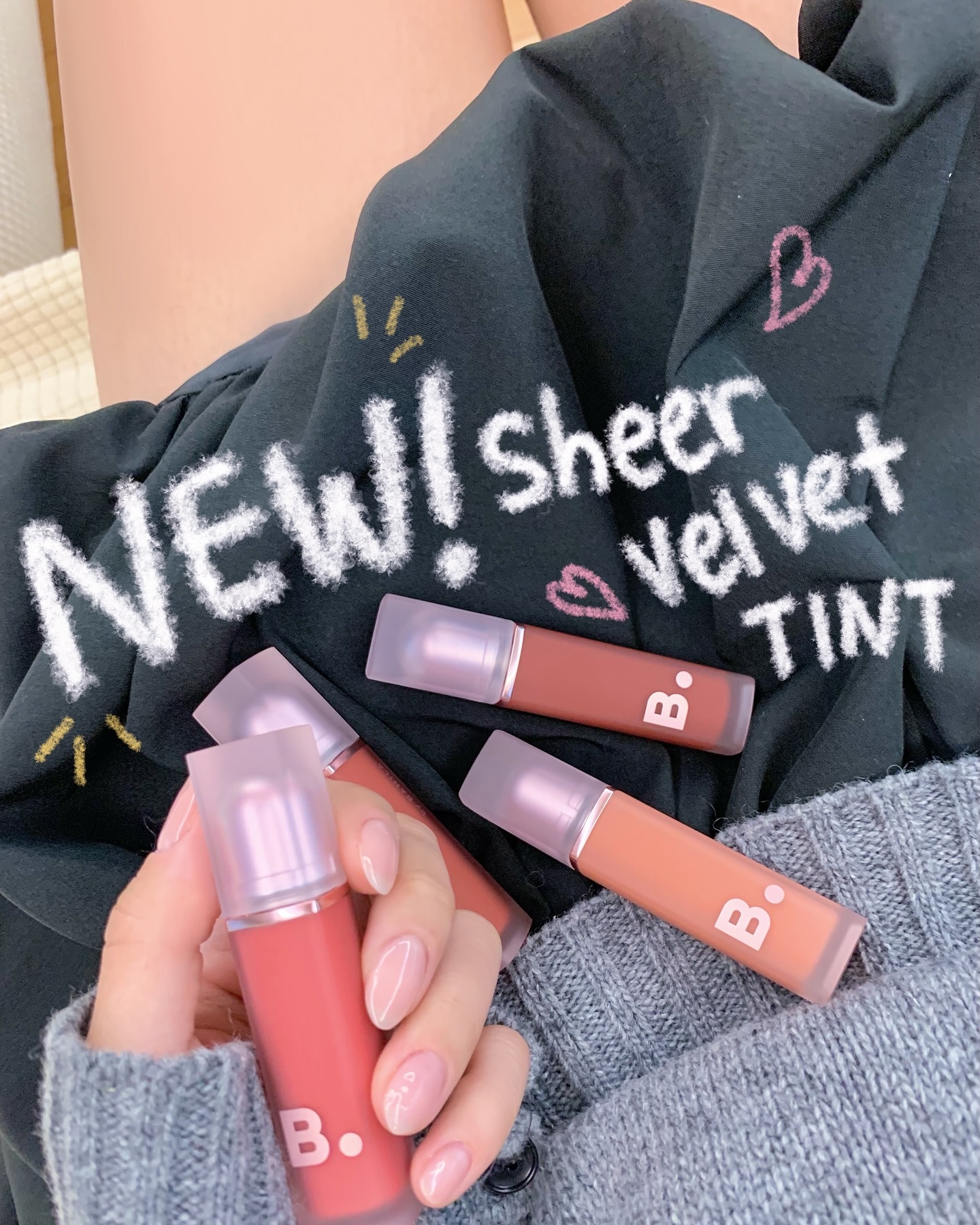 #AD #제품제공
보송하고 포근한 텍스처가 매력적인☁️
#바닐라코 베스트셀러 #쉬어벨벳베일틴트

새로운 패키지와 함께 가을&겨울에
활용하기 좋은 4가지 컬러가 새로 출시되었어요🎀

ミBE01 캐시미어
핑크와 베이지의 오묘한 경계를 넘나드는 뉴트럴 피치베이지

ミPP02 빈티지 멜로우
차분하게 생기를 더해주는 뉴트럴 레디시 모브

ミRD02 로지 어페어
피부톤을 타지 않는 데일리 딥 로지

ミRD03 브릭 베이크
가을 무드를 담은 매력적인 브릭 레드

*10/7 - 10/21 2주간 지그재그 선런칭-!
정가 18,000원 11,340원(무려 37%할인) 
으로 만나볼 수 있어요⭐️

입술 뿐만 아니라 블러리한 텍스처로
치크로도 사용가능한 만능템 데료가세요~🫢
