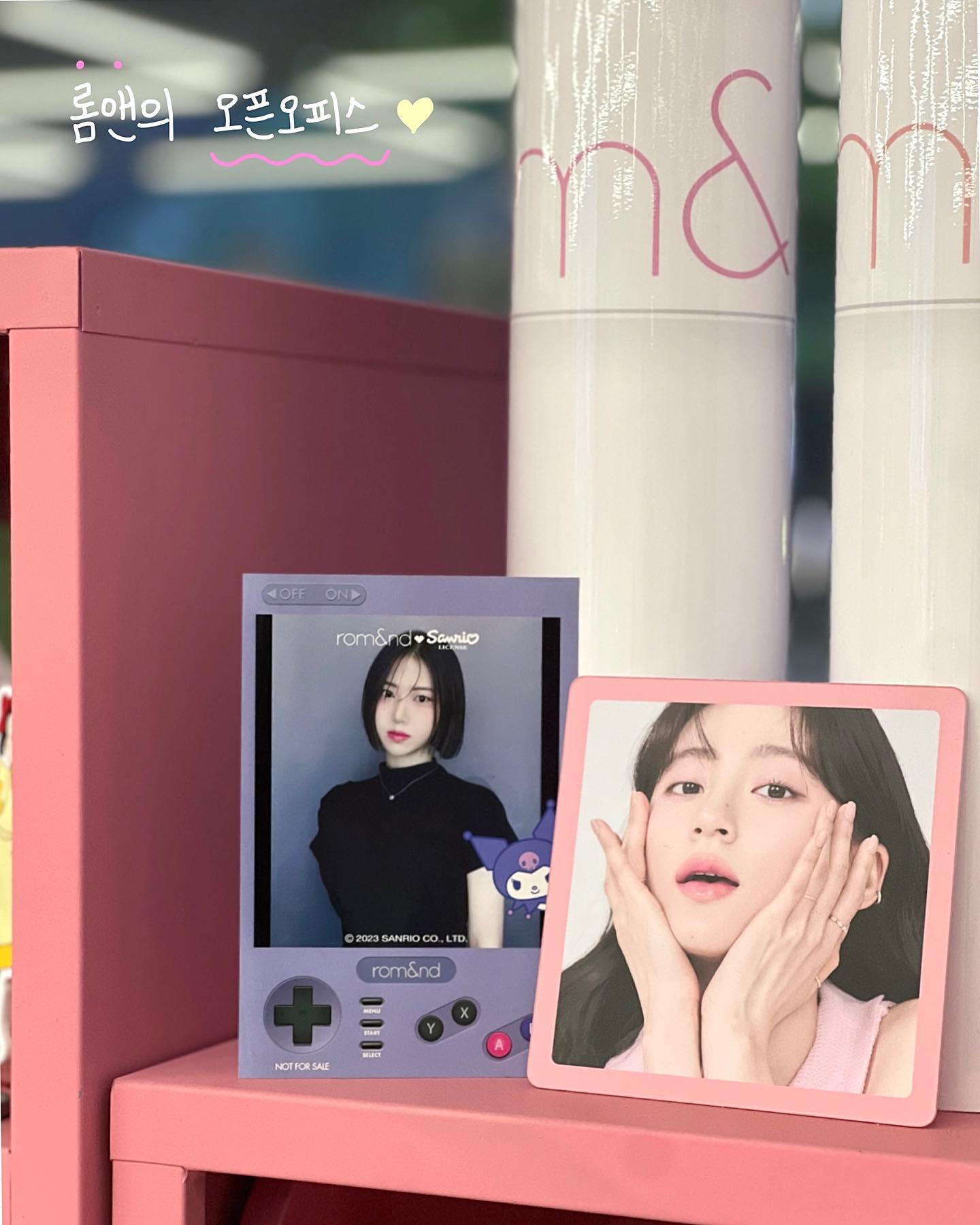 저 입사했어요!! 
는 바로바로 롬앤의 오픈오피스😉
.
하필 당일에 비가 와서 출퇴근 길은 좀 험난했지만😅
도착해서 보니 너무 예쁘고 재밌게 꾸며져 있는 거 있죠 :)

도착하자마자 너무 감동이었던 건 예쁘게 꾸며져 있던 
자리와 준비해 주신 맛있는 간식들까지 🍪
또 명예사원증과 정성스러운 손편지도 받았어요🥹

❣️첫 번째 PT 공간에서는 롬앤에 대한 간단한 워밍업 
퀴즈도 풀고, 프로그램 설명도 들었어요! 프로그램은 재밌는
요소를 넣으면서도 각각의 직무를 살짝씩 맛볼 수 있는 
책상들을 자유롭게 돌아다니며 체험하고 업무결재서에
도장을 찍은 후 인스타그램 인증까지 마치면 다양한 선물을 
받을 수 있었답니다✨

❣️’마케터의 책상‘에서는 롬앤의 주특기 전략인 산리오 
콜라보 제품들을 볼 수 있었고, 진단 천과 AI 기계를 통한
셀프 퍼스널컬러 진단도 받을 수 있었어요! 저의 퍼스널
컬러인 겨쿨 브라이트와 여쿨 라이트의 진단 천을 대보았는데
어떤가요?! 잘 어울리나요?😆 환경을 생각해 유통기한이
지난 폐화장품을 바로 버리지 않고 활용하여 그림을 그릴 수
있게 배치해놓은 점도 인상 깊었어요😮 친환경 소비를 
중시하는 MZ세대를 완벽히 겨냥한 마케팅 방법이라고
생각했어요👍🏻

❣️‘MD의 책상‘에서는 롬앤의 전제품 전색상을 만나볼
수 있어서 이것저것 테스트해보고 마음에 드는 상품도 
몇 가지 데려왔답니다🤭

❣️저의 최종 꿈이기도 한 ‘BM의 책상’에서는 미출시 
제품을 먼저 테스트 해보고 가장 마음에 드는 제품을 선택해
의견도 적을 수 있었는데요! 다른 사람들은 아직 모르는 
제품을 먼저 만나본다고 하니 뭔가 더 특별하고 설레는 거 
있죠ㅎㅎ 실제로 정말 마음에 드는 제품도 있었어요🤍

❣️‘여러분의 책상’은 마치 롬앤에 입사를 하면 근무하게 
될 자리처럼 맥북과 캐비넷 등으로 꾸며져 있었어요 :D 
캐비넷 내부도 각 직무별로 연상되는 소품과 화장품들로 
꾸며져 있어서 제가 생각하는 메인 포토존이었답니다🙌🏻

❣️마지막으로 직접 색 조합을 하여 나만의 컬러밤을 만들 
수 있었는데요! 시간 가는 줄 모르고 집중해서 만들 정도로 
너무 재밌었지만, 눈에 보이는 색소대로 섞어도 제가 원하는 
색상이 그대로 나오는 것이 아니라 적절한 색 조합이 생각보다 
어려웠어요😂 아주 조금이나마 BM분들의 고충을 느끼고 
정말 대단하다고 생각하는 계기가 되었습니다😔 중간에 
윗층에서 업무 중이시던 BM분께서 내려오셔서 도움도 
주시고, 취업 관련 여러 조언도 해주신 덕분에 결과적으로는
마음에 쏙 드는 저만의 립을 만들 수 있었어요💄🍒

예쁘고 상냥하셨던 담당자분들과 부산, 대전, 수원 등 정말 
먼 곳에서도 오셨던 열정 넘치는 지원자분들을 만나 많은 
배움을 얻고 힐링도 할 수 있었던 뜻깊은 체험이었습니다! 
언젠가 롬앤의 진짜 직원이 될 날을 꿈꾸며 화이팅 💭
.
#롬앤 #롬앤의오픈오피스
romandyou romand_openoffice