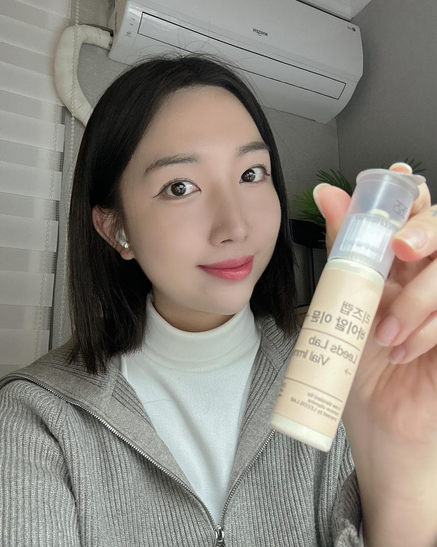 #협찬 리즈랩 바이알 이뮨 플러스 leedslab.official​
​
겨울철이라 면역력이 떨어지는데
저는 항상 영양제를 여러가지 챙겨먹거든요
근데 요즘은 뭔가 영양제빨이 안듣는것 같아 다른 영양제를 찾아봐야겠다싶을 찰나에
국내최초 최다 22종 영양소가 들어있는 리즈랩 바이알 이뮨 플러스를 만나게 되었어요!
이민정배우님이 광고모델이셔서 뭔가 더 신뢰가 가는 느낌??ㅎㅎ
​​
올인원 액상 & 정제 멀티비타민으로 여러가지 챙겨 먹을 필요없고
핵심비타민은 두알 그리고 빠르게 흡수되는 애플망고맛 액상비타민으로 
이거하나면 충분해요!
​
리즈랩기능을 살펴보면,
국내 최초, 최다 22 종 영양소 함유
기존 19종 영양소보다 비타민 B2, 비타민 B12, 마그네슘 3가지로 영양소가 더 함유되어
총 22 종 영양소 함유로 업그레이드 되었는데 정제크기는 커지지 않고
그대로라 리즈랩의 기술력이 녹여져 있아져있는게 놀라웠어요!​
​
확실히 리즈랩을 섭취한 이후부터는 아침에 일어나는게 힘들지 않아요!
비타민 하나 잘 챙겨먹으니까 오후에 밀려오는 피로도 사라지고 
주변사람들에게도 찐으로 추천하고 있어요 ㅎㅎ
​
평소에 성격이 급해서 쿠팡 로켓배송을 애용하는데
오후 1 시 이전 주문시 당일 출고라서 바로 다음날 받아봤답니다!
​
​✅추천대상
1)매일 아침 일어나기 힘드신분
2)가족과 함께 활력 충전이 필요하신분
3)여러가지 영양소를 간편하게 섭취하고 싶으신분
4)과도한 업무로 지쳐 활력있는 생활을 원하시는분
5)정상적인 면역기능이 필요하신분
​
패키징도 베이지톤의 톤온톤의 디자인으로
내부 단상자 정면에 섭취한 날을 까먹지 않게
​체크 가능한 센스있는 캘린더 디테일까지 챙겼답니다!
​
이제 곧 설인데 설 선물로 고민중이신분들께
리즈랩 바이알 이뮨 플러스 추천드려요!​
​
✅자세한 사항은 아래 링크에서 확인하실수있어요!
🔗https://www.balanceway.co.kr/goods/goods_view.php?goodsNo=1000000000&utm_source=naverblog&utm_medium=referral&utm_campaign=vitamin211228
​
#리즈랩 #리즈랩바이알이뮨플러스 #바이알이뮨플러스 #국내최초 #국내최다 #이민정 #이민정비타민 #골프비타민 #골프필수템 #라운딩필수템 #골프선물 #운동비타민 #올인원비타민 #종합비타민 #비타민추천 #프리미엄비타민 #면역력영양보충용제품 #멀티비타민 #멀티비타민추천 #건강기능식품추천 #비타민선물