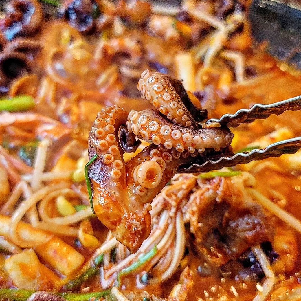요기가 장안동 핫플 쭈꾸미카페라구요? #협찬

🔥쭈꾸미먹으면 아아랑 케잌에 영화예매권까지💯

여기 쭈꾸미집 맞아요??
오픈윈도우로 야장느낌까지 넘흐좋아!
깔끔하고 모던한 분위기가 카페인줄요^^

쭈꾸미먹으러 여기 꼭 가야하는 이유‼️
용두동부터 장안동까지 21년차 사장님때문😁
진짜~사장님 우리동네로 모셔오고 싶습니다👍👍👍

숭늉+여러사리+쭈삼이 16900원!!
쭈꾸미와 삼겹살 조합은 못참죠^^
프리미엄1등급 쭈꾸미만 사용하기도 하고
비법양념을 사용해서 24시간 숙성해
깊~은 감칠맛이 조아죽네~요!
인위적으로 매운맛을 내는 캡사이신을 쓰지않고
고추씨를 분리해 직접 갈아넣어 
깔끔한 매운맛이 너무너무 맛있고
먹고나서도 속이 쓰리거나 거북하지 않더라구요^^

직접 우려내 구수한 숭늉부터
새우/버섯/만두/떡까지
여러가지 사리들을 즐길수있고
마무리로 주시는 치즈케잌과 아아서비스
정말~좋아죽네 굿굿!!

5호선 장한평역 3번출구에서 장안사거리 방면
약480m 우측에 위치해 있어요^^

📣영수증리뷰 작성시 영화예매권증정
48_joa

📍조아죽네쭈꾸미 : 서울 동대문구 장안동 435-1
🪧영업시간 : 11:00~23:00 (B.T 14:30~16:00)
🪧전화 : 0507-1376-6056

#서울맛집 #쭈꾸미맛집 #서울쭈꾸미맛집
#동대문구맛집 #서울장안동맛집 #장안동맛집
#쭈꾸미볶음 #쭈꾸미볶음맛집 #장한평역맛집
#장한평역밥집 #한식 #장한평술집
#장한평역술집 #맛집스타그램 #맛스타그램
#장안동쭈꾸미 #장한평역쭈꾸미 #장한평맛집
#서울맛집추천 #조아죽네쭈꾸미