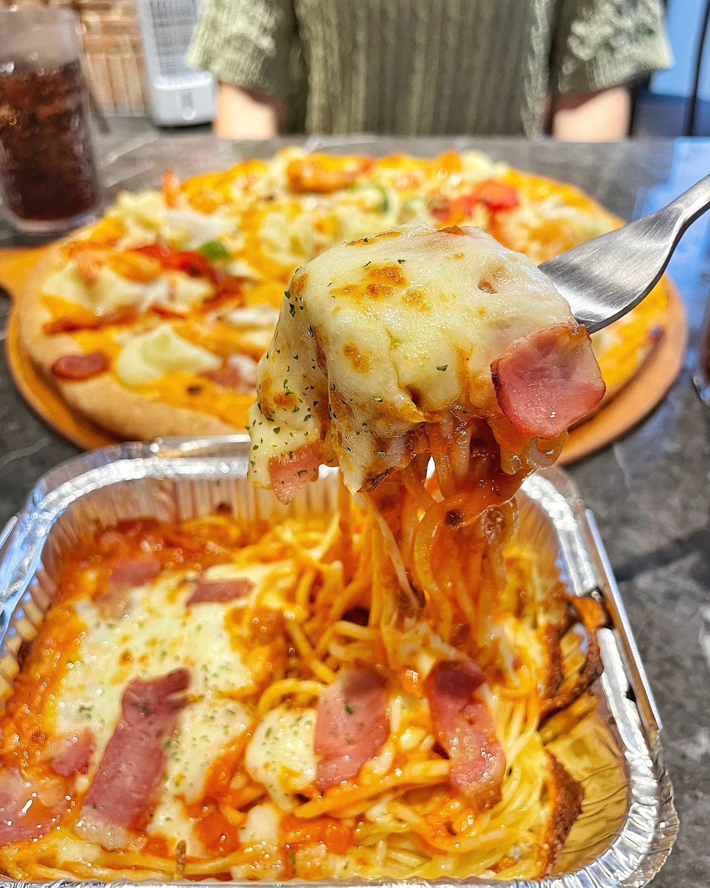 #협찬 

저번에 먹고 너무 맛있어서 반했던 피자몰 더블세트 :) 🫶🏻🩷 
배민이랑 쿠팡이츠에서 배달시켜먹어도 맛있었지만, 매장에 직접 가서 먹으니까 더 맛있더라구요 😉

이날 제 픽은 치즈퐁듀쉬림프🦐 +  탄산음료 2잔 +치즈오븐파스타 🍝 였는데요~
 
매일 만드는 저온숙성 수제도우를 사용한다고 들었는데,
제가 방문한 피자몰 신정점은 오픈주방이라  직접 피자만드시는게 보이더라구요~ 
기다리는동안 재미가  쏠쏠.. 🫶🏻🩵 ㅎㅎ

피자랑 파스타 모두 치즈가 듬뿍 들어있어서 맛있었는데, 
피자 가격이 무려....🙊
라지사이즈 13인치(33cm)가 9,990원~12,900원인거 실화냐구요.... 🩷 

자주가야지.. 헿 ☺️
피자몰 더블세트 완전 혜자.. 추천해요 👍 

#신정역맛집 #신정동맛집 #피자몰목동피자 #신정동맛집 #신정맛집 #강서맛집 #피자몰신메뉴