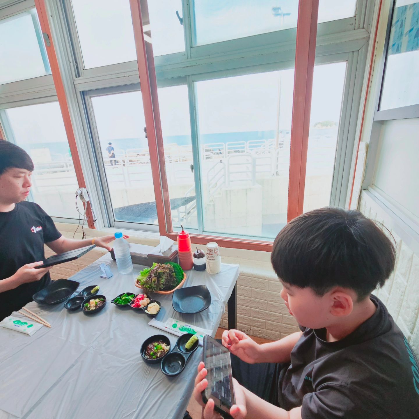 휴가 2일째날 저녁

봉포항서 바다 바라보면서

회+대게

스끼다니 최고👍

대게 수율도 좋아서

넘 맛있다

#봉포항
#봉포해수욕장 
#우리들횟집
#휴가