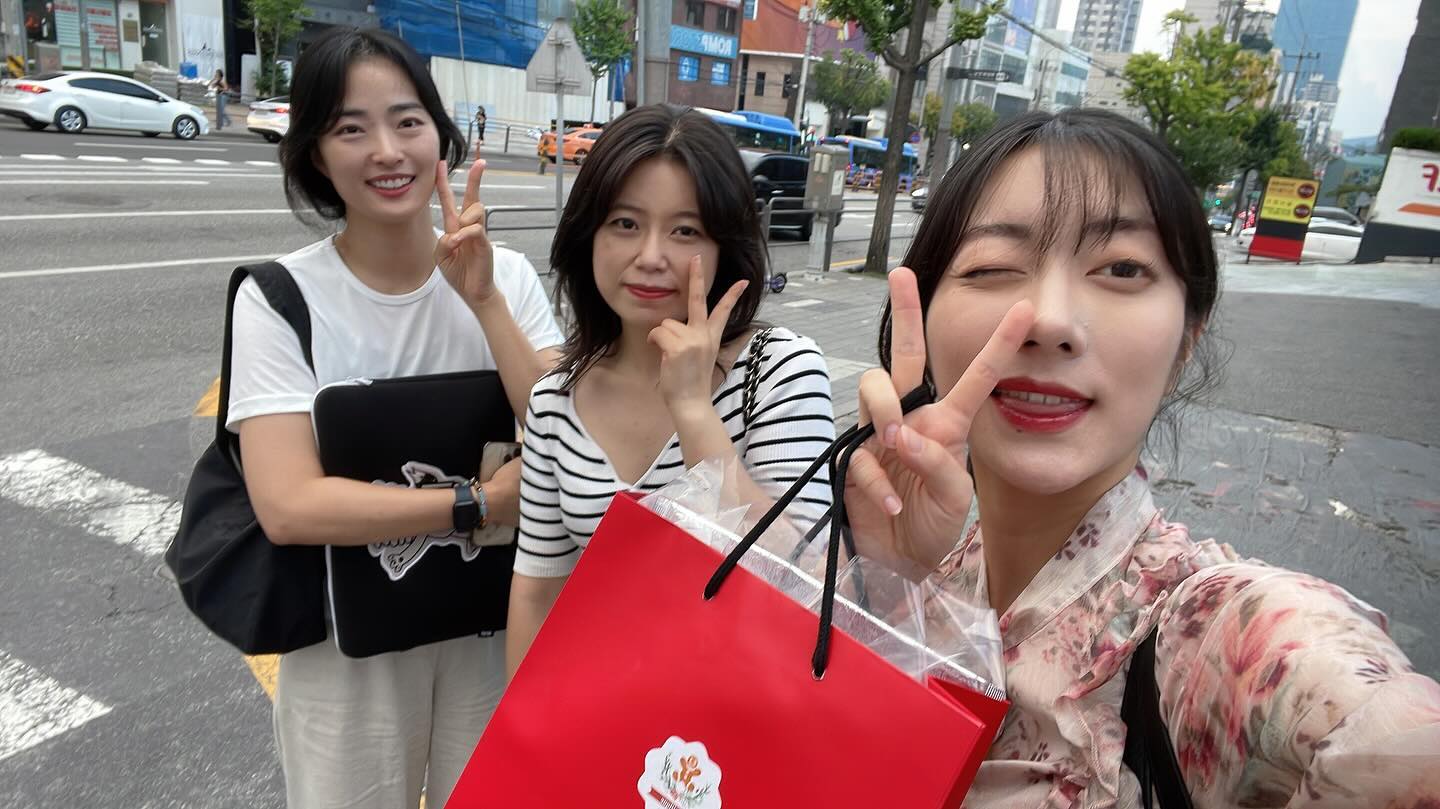 주현님의 ai활용법 강의 듣고
가령님까지 뵙고😚

궁금했던것들, 실무에 바로 활용가능한것들 전부 해결하고
가려운것까지 긁어서 왔으니 알찬 하루였다..!!

잠이 안와서 아이디어랑 다짐 메모하는중✍🏻✍🏻

마케팅 더 잘 할 수 있겠다! 오예!☺️
(이 계정은 책 소개랑 일상 위주로 간간히 올릴라구..😌)