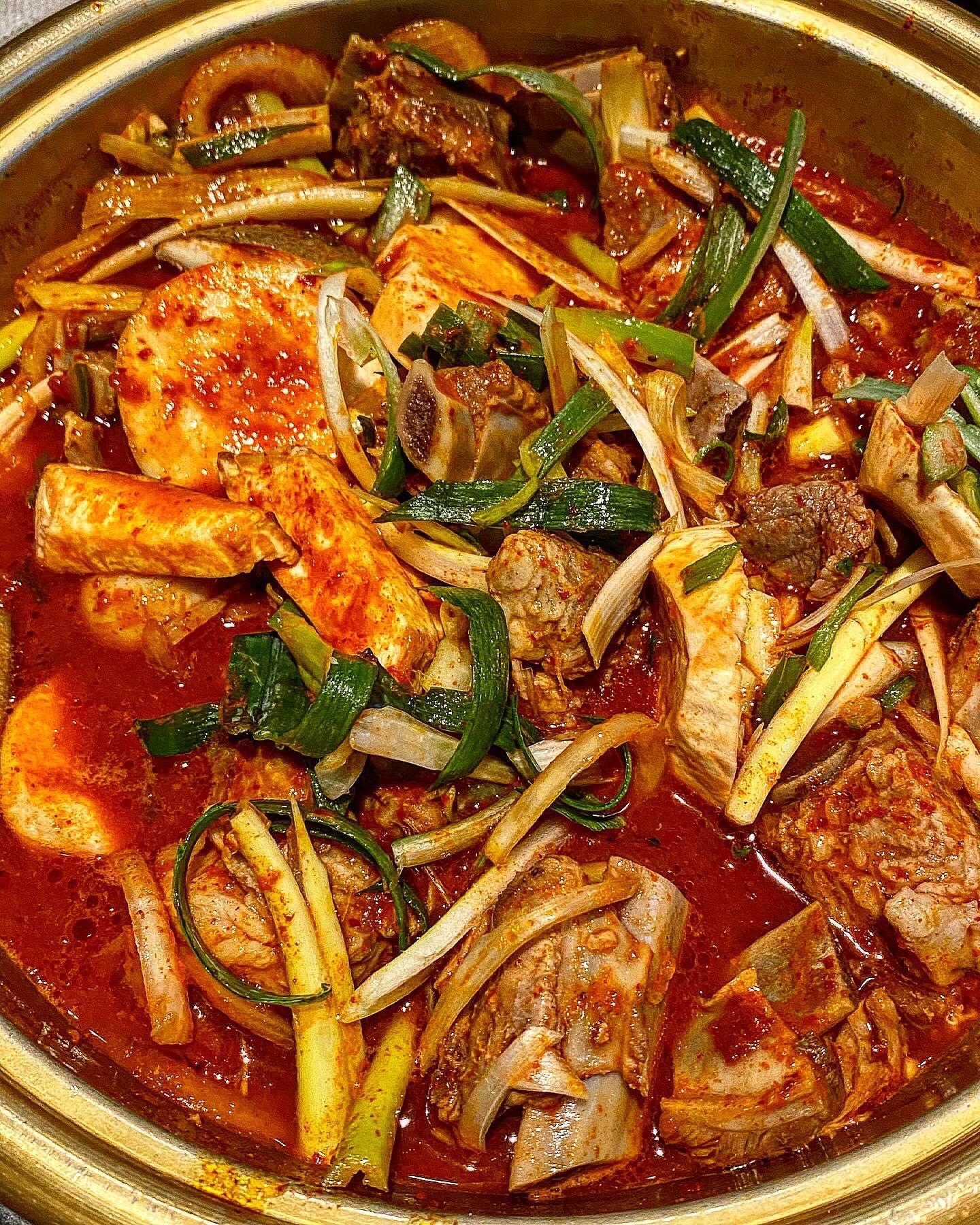 폭탄계란찜과 매운갈비찜의 조화

📌짚신매운갈비찜 영등포점
서울 영등포구 영중로4길 13

영등포역 근처에 위치한 짚신매운갈비찜에 다녀왔습니다

이미 유명해서 가볼만한 사람은 다 가본 맛집이라는데 처음 가봐서 자존심이 조금 상했고요

돼지갈비 보통맛으로 했는데도 습 하 나올 정도로 매웠어요

저같은 맵찔이들은 폭탄계란찜 필수

매콤한 갈비찜 땡길때 가기 좋은 곳이었습니다

#매운갈비찜 #짚신 #짚신매운갈비찜 #계란찜 #폭탄계란찜